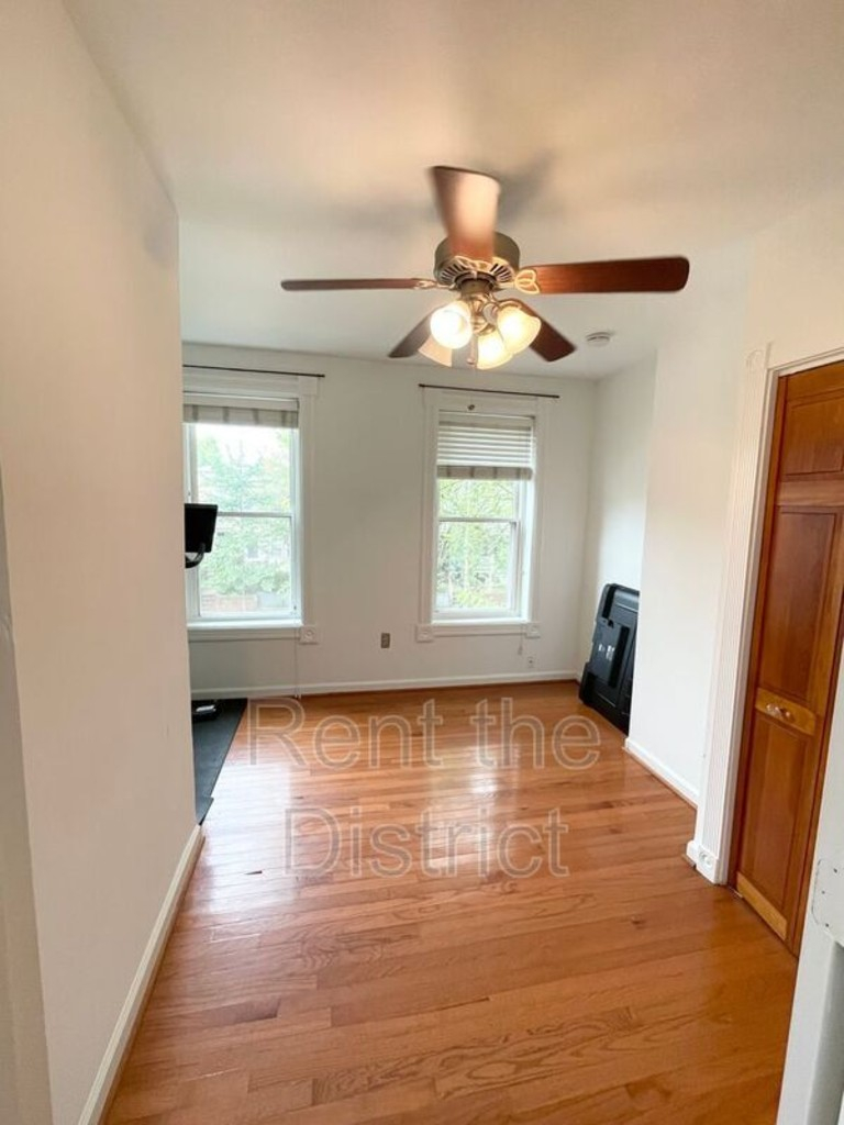 Pet-Friendly Capitol Hill 2BR | 2 Parking Spaces | Flexible 3-12 Month Leases - Photo 10