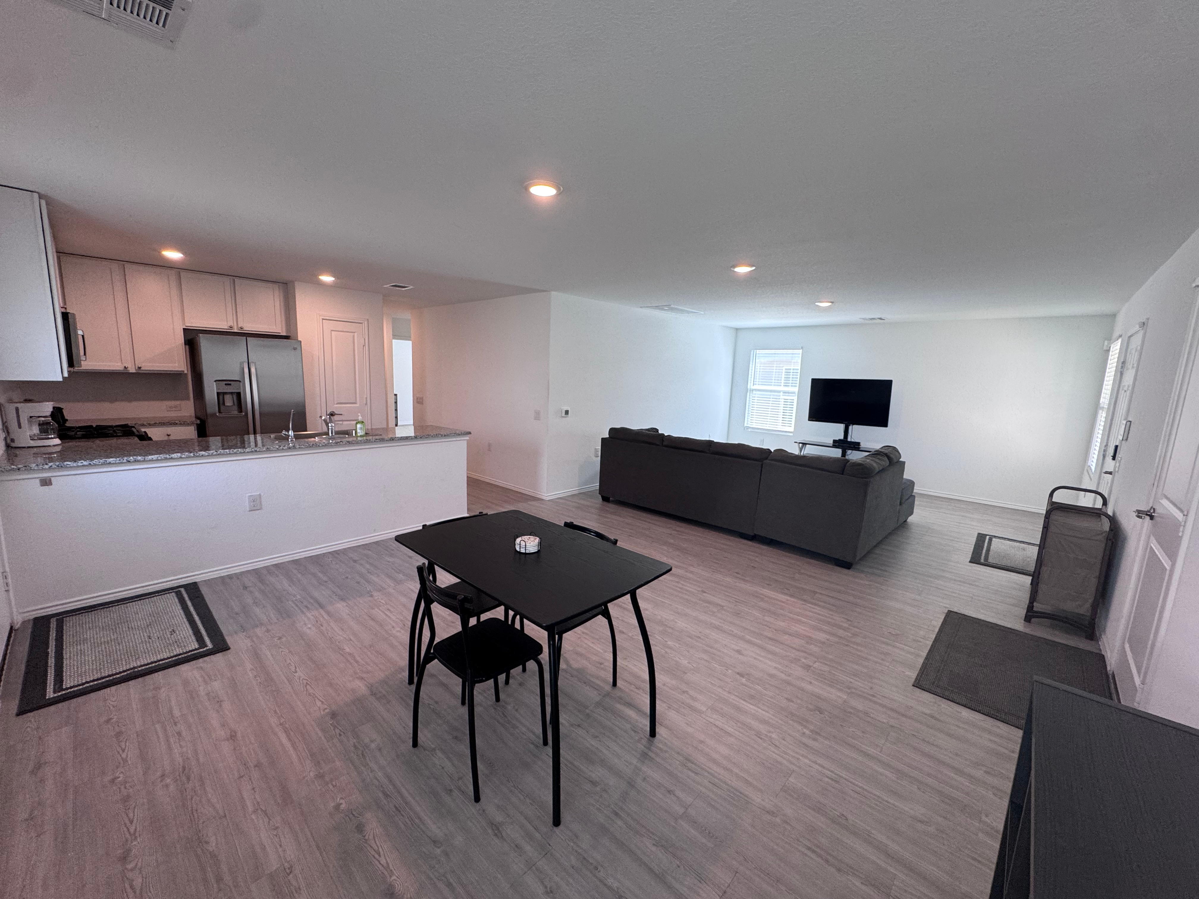 Spacious Furnished 3BR/2BA Home with Utilities & Internet Included - Convenient South San Antonio Lo - Photo 11