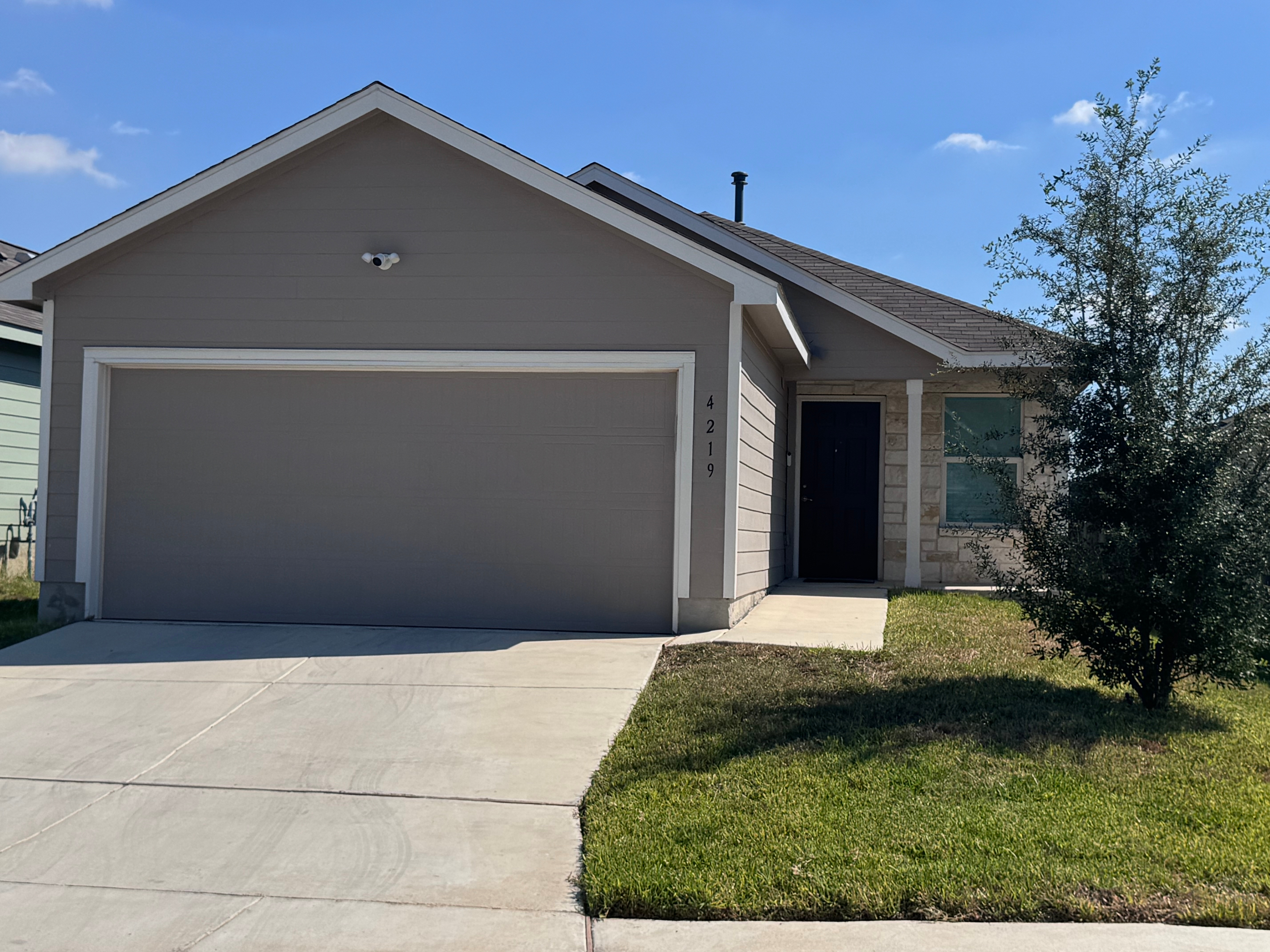 Spacious Furnished 3BR/2BA Home with Utilities & Internet Included - Convenient South San Antonio Location