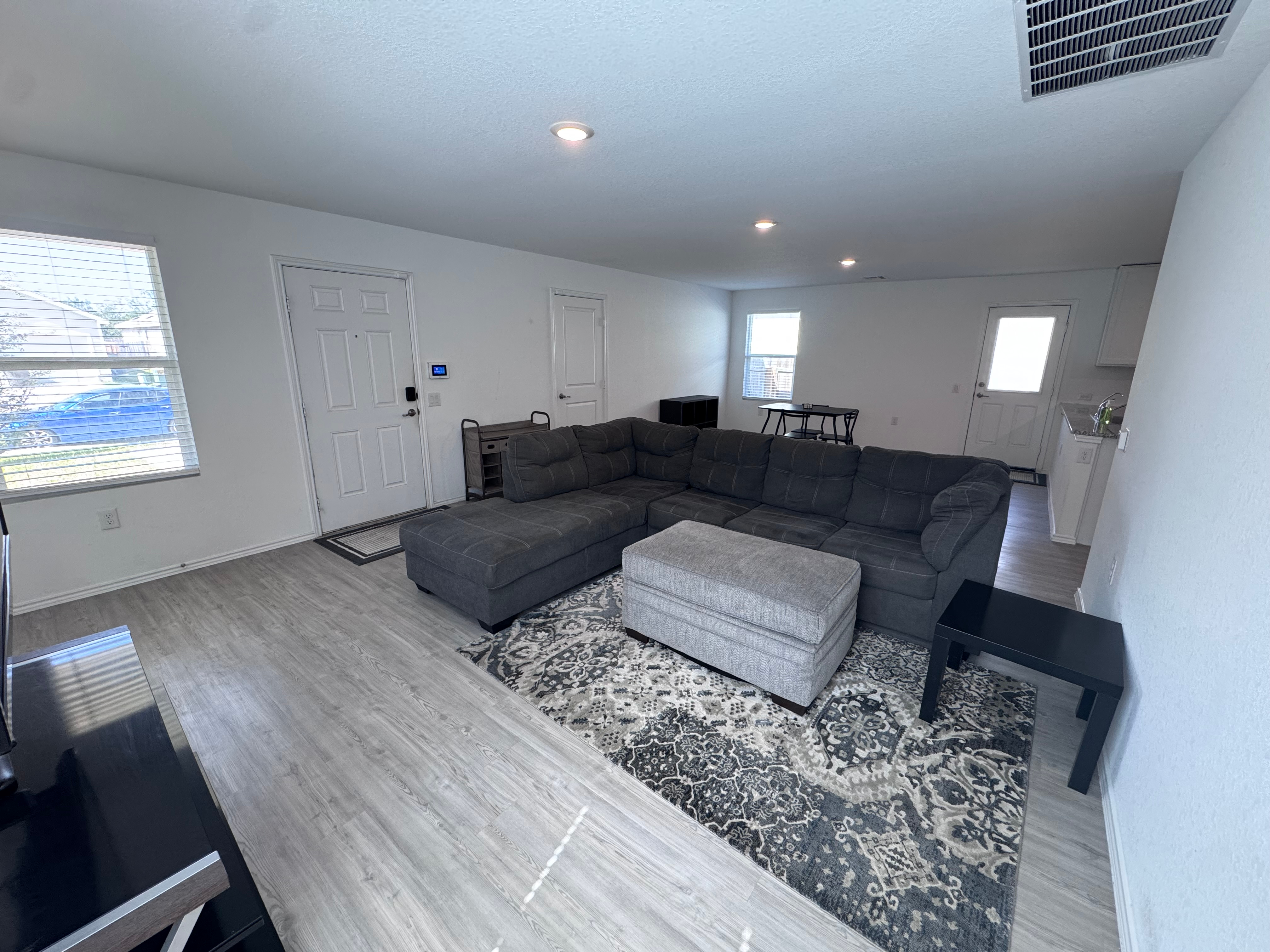 Spacious Furnished 3BR/2BA Home with Utilities & Internet Included - Convenient South San Antonio Lo - Photo 7