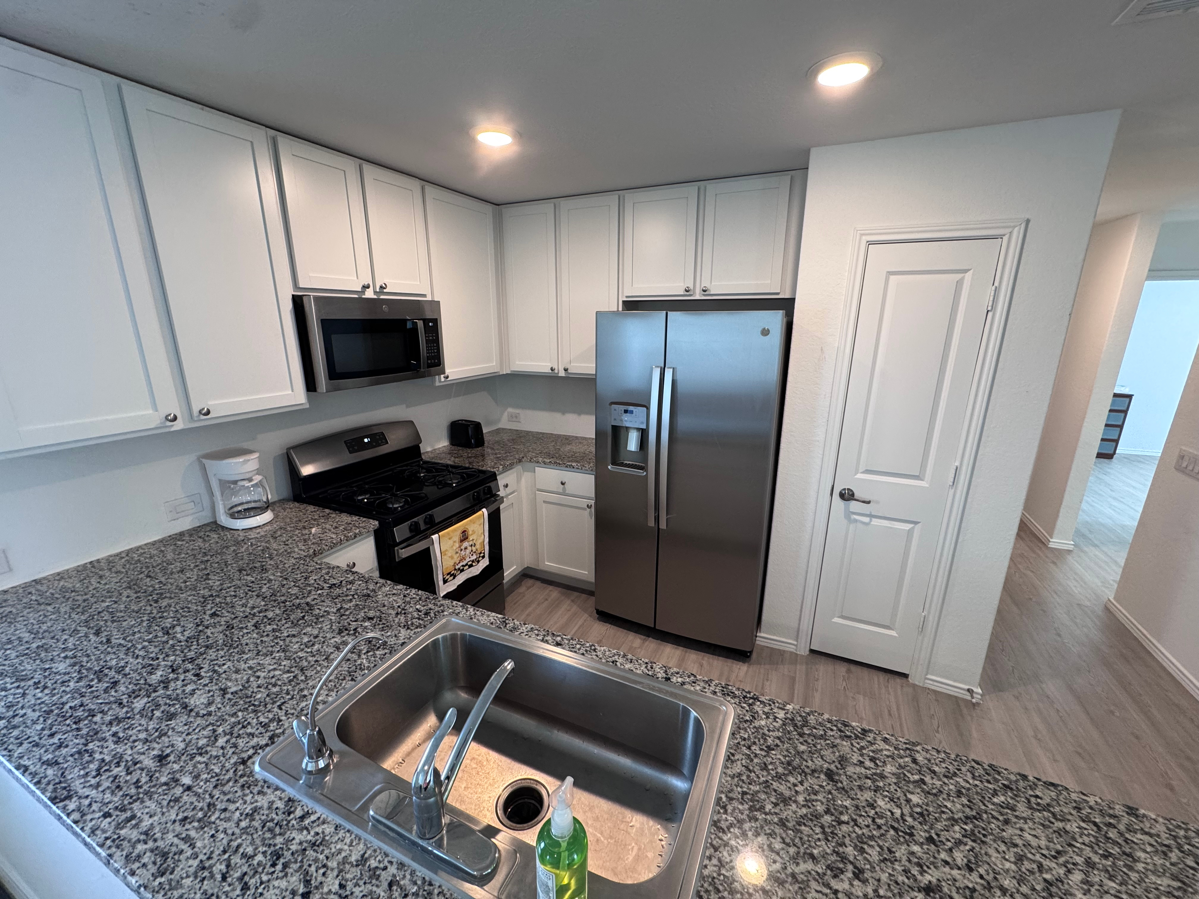 Spacious Furnished 3BR/2BA Home with Utilities & Internet Included - Convenient South San Antonio Lo - Photo 3