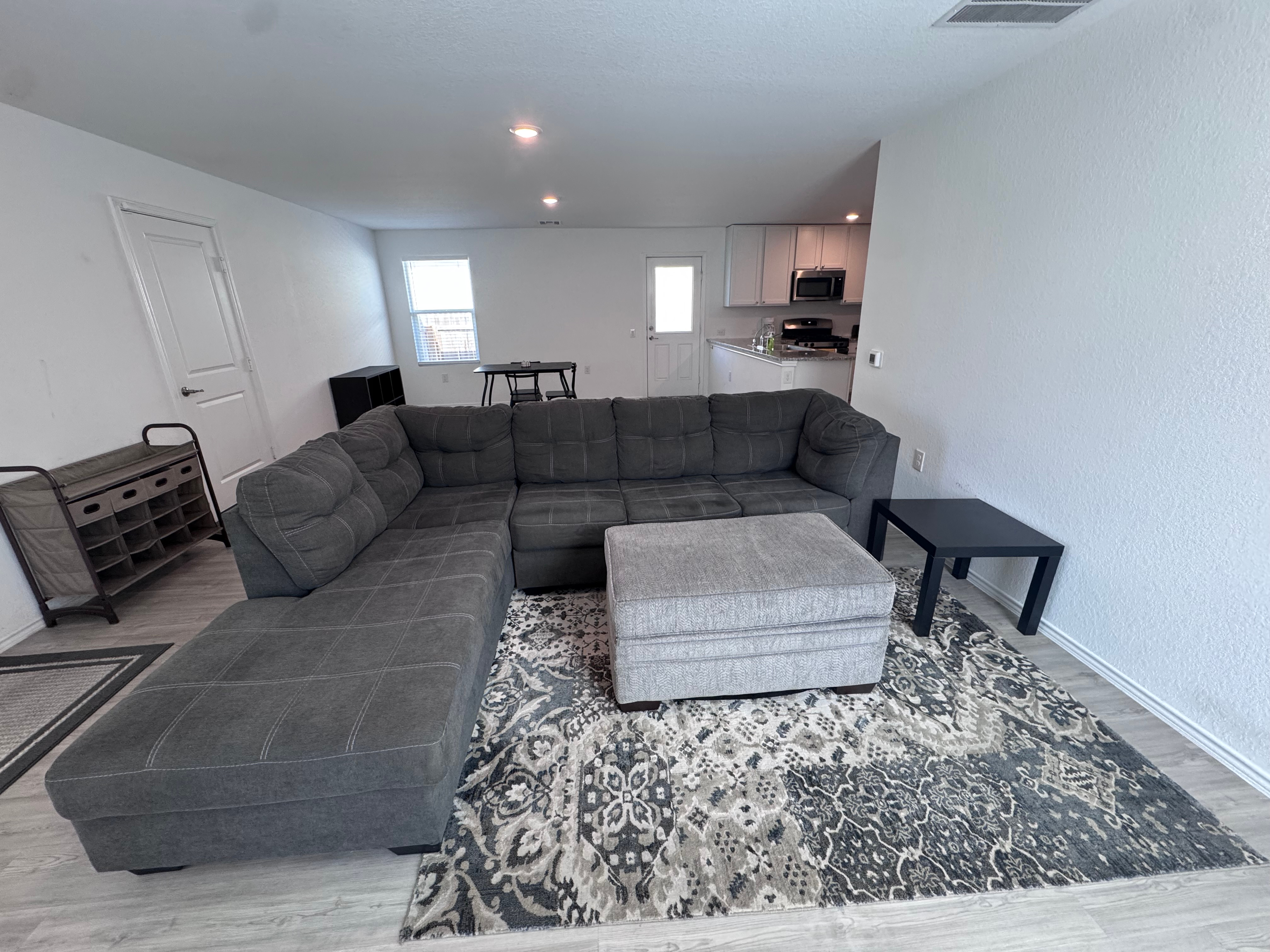 Spacious Furnished 3BR/2BA Home with Utilities & Internet Included - Convenient South San Antonio Lo - Photo 5