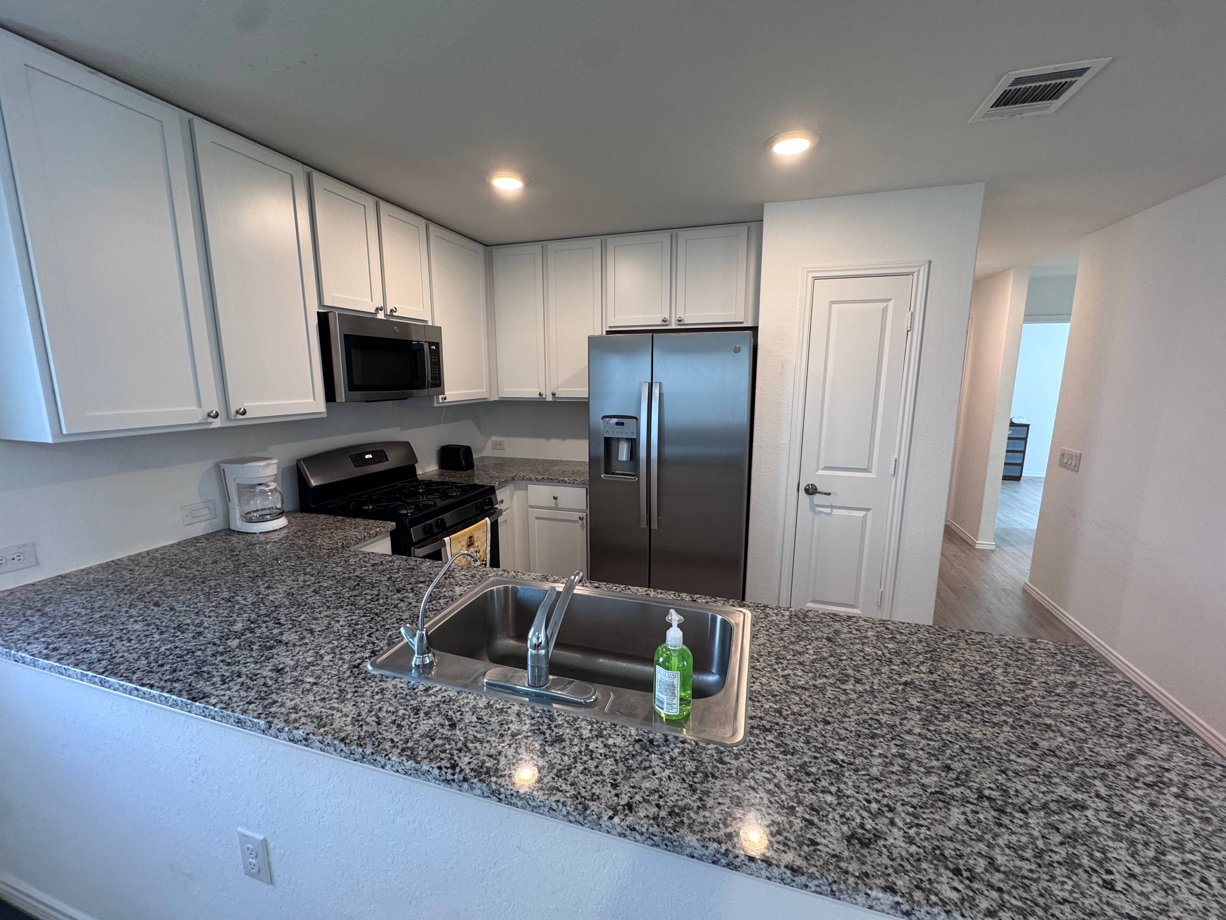Spacious Furnished 3BR/2BA Home with Utilities & Internet Included - Convenient South San Antonio Lo - Photo 2