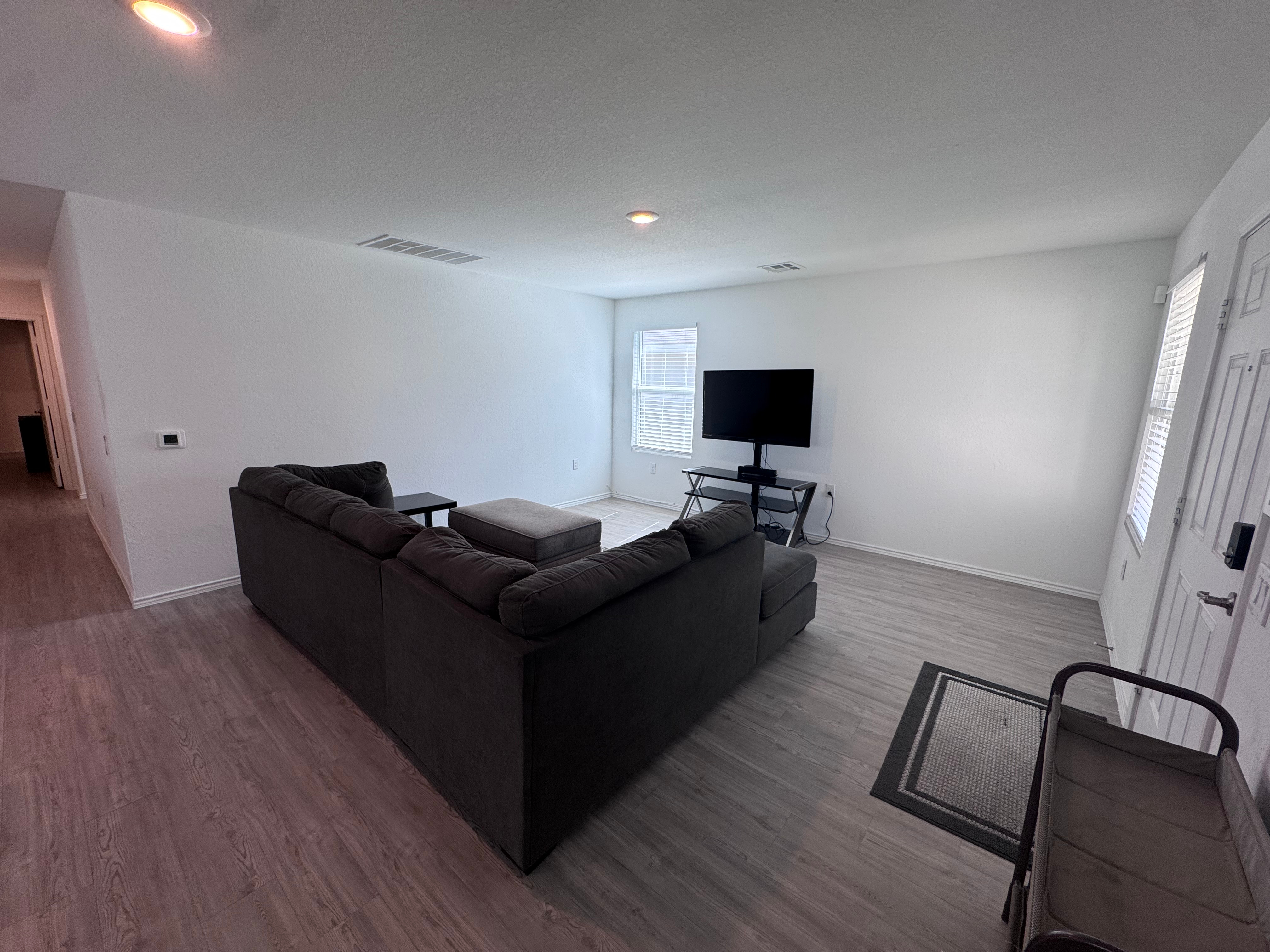 Spacious Furnished 3BR/2BA Home with Utilities & Internet Included - Convenient South San Antonio Lo - Photo 8