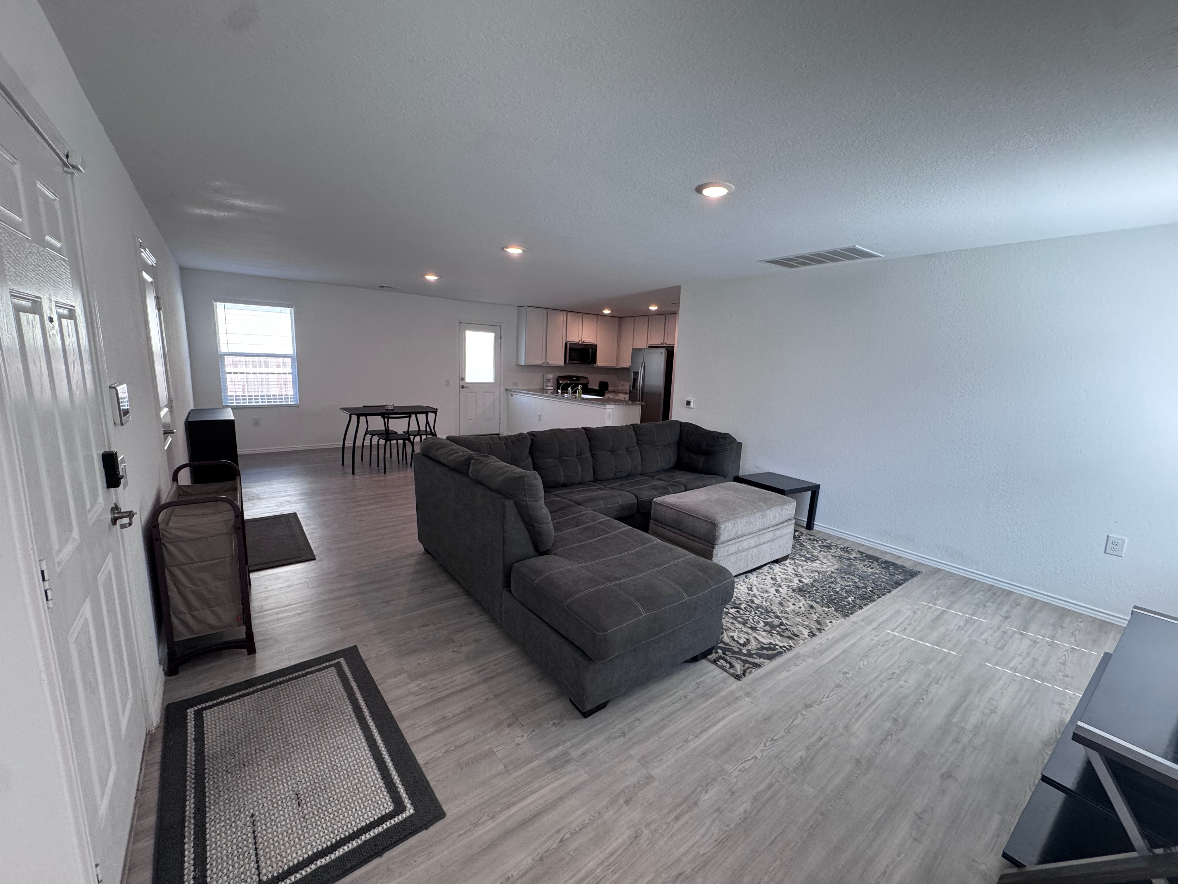 Spacious Furnished 3BR/2BA Home with Utilities & Internet Included - Convenient South San Antonio Lo - Photo 6
