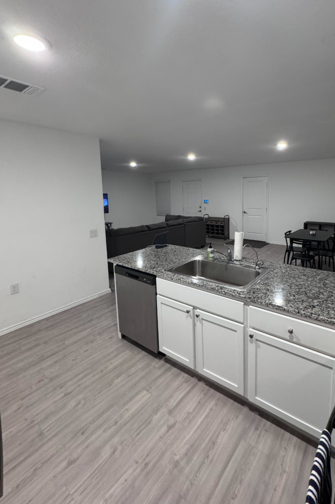 Spacious Furnished 3BR/2BA Home with Utilities & Internet Included - Convenient South San Antonio Lo - Photo 4