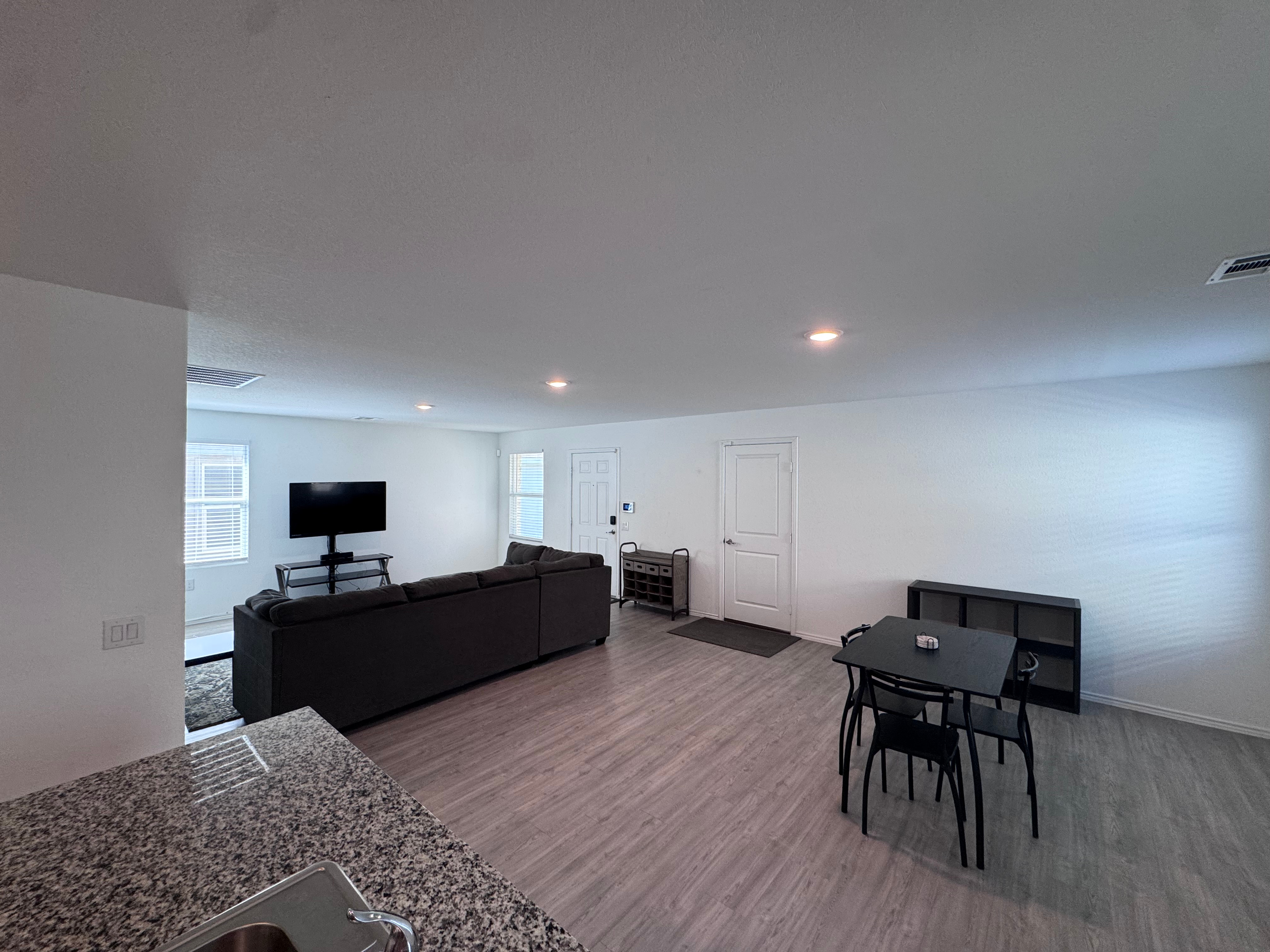 Spacious Furnished 3BR/2BA Home with Utilities & Internet Included - Convenient South San Antonio Lo - Photo 10