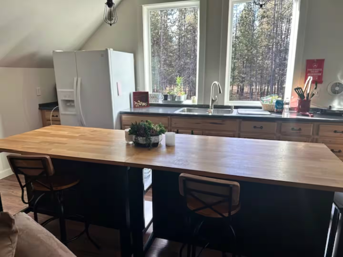 Spacious Furnished Apartment with Private Entrance, Garage & Yard - Wooded Setting - Photo 5
