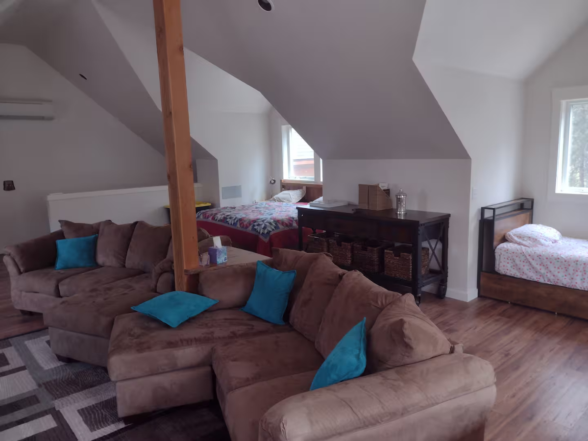 Spacious Furnished Apartment with Private Entrance, Garage & Yard - Wooded Setting - Photo 2
