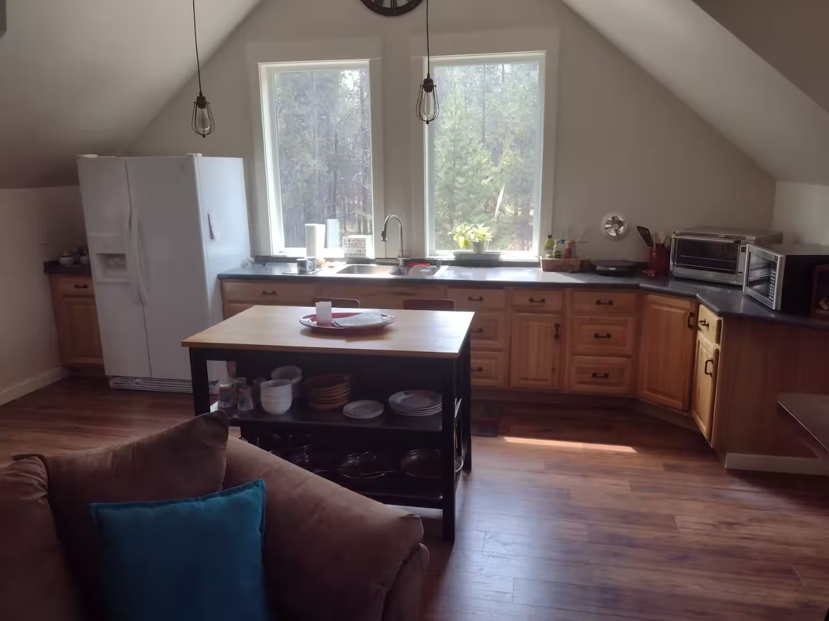 Spacious Furnished Apartment with Private Entrance, Garage & Yard - Wooded Setting - Photo 4