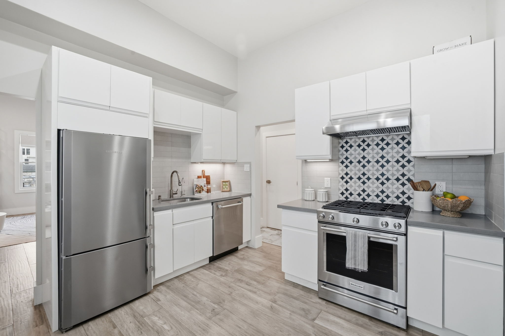 Designer Top-Floor 1BR in Pacific Heights - Photo 4