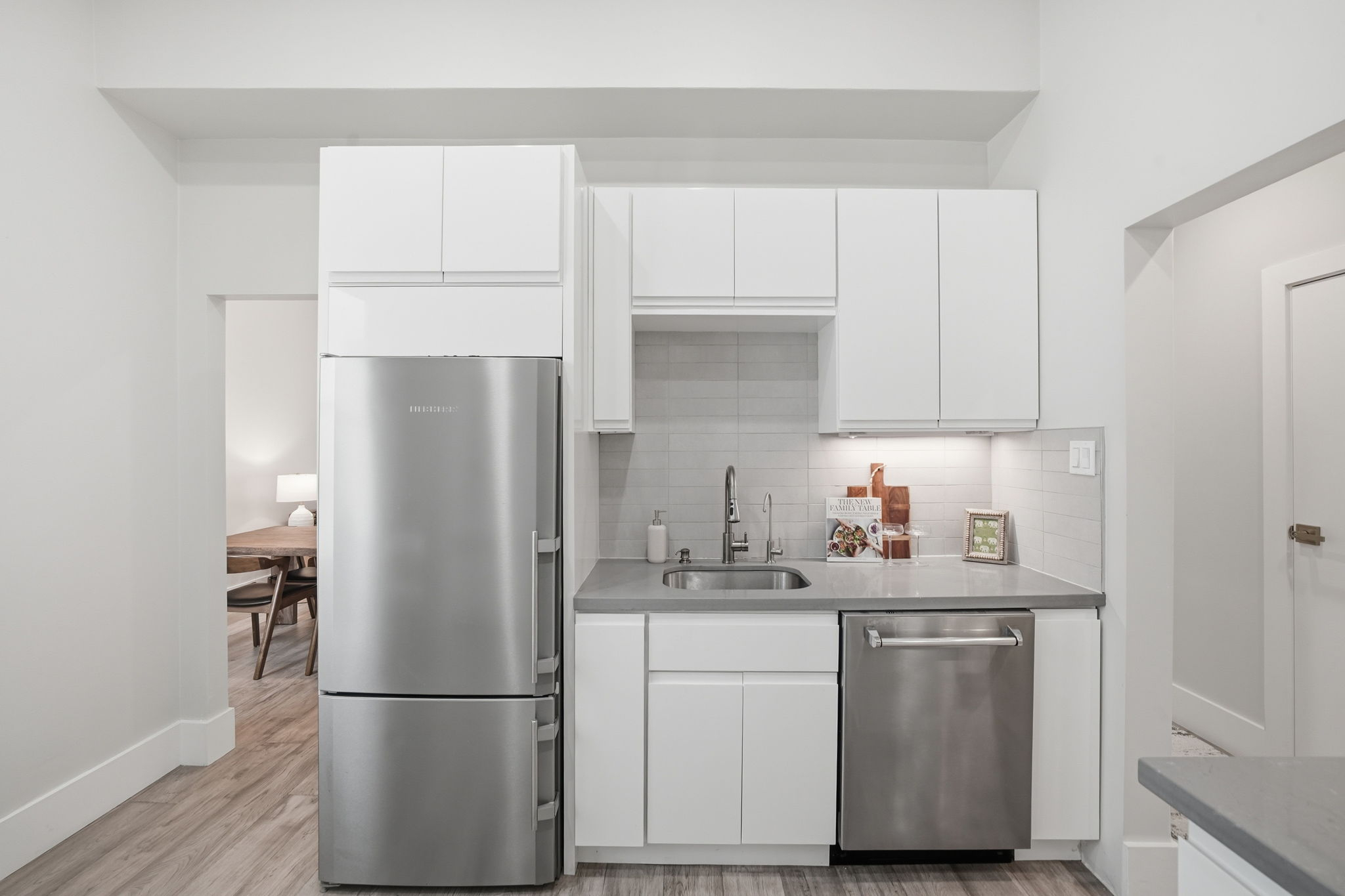 Designer Top-Floor 1BR in Pacific Heights - Photo 5