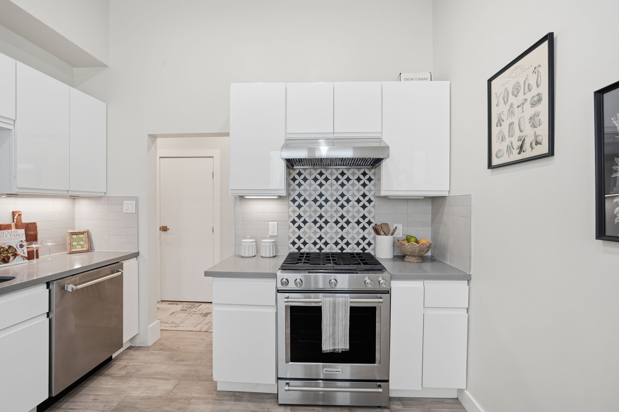 Designer Top-Floor 1BR in Pacific Heights - Photo 6