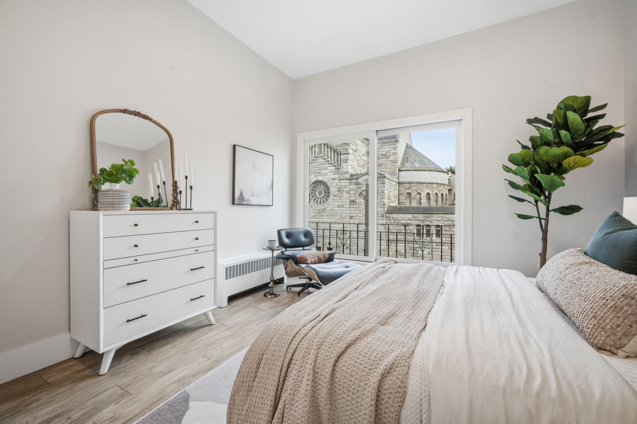 Designer Top-Floor 1BR in Pacific Heights - Photo 3