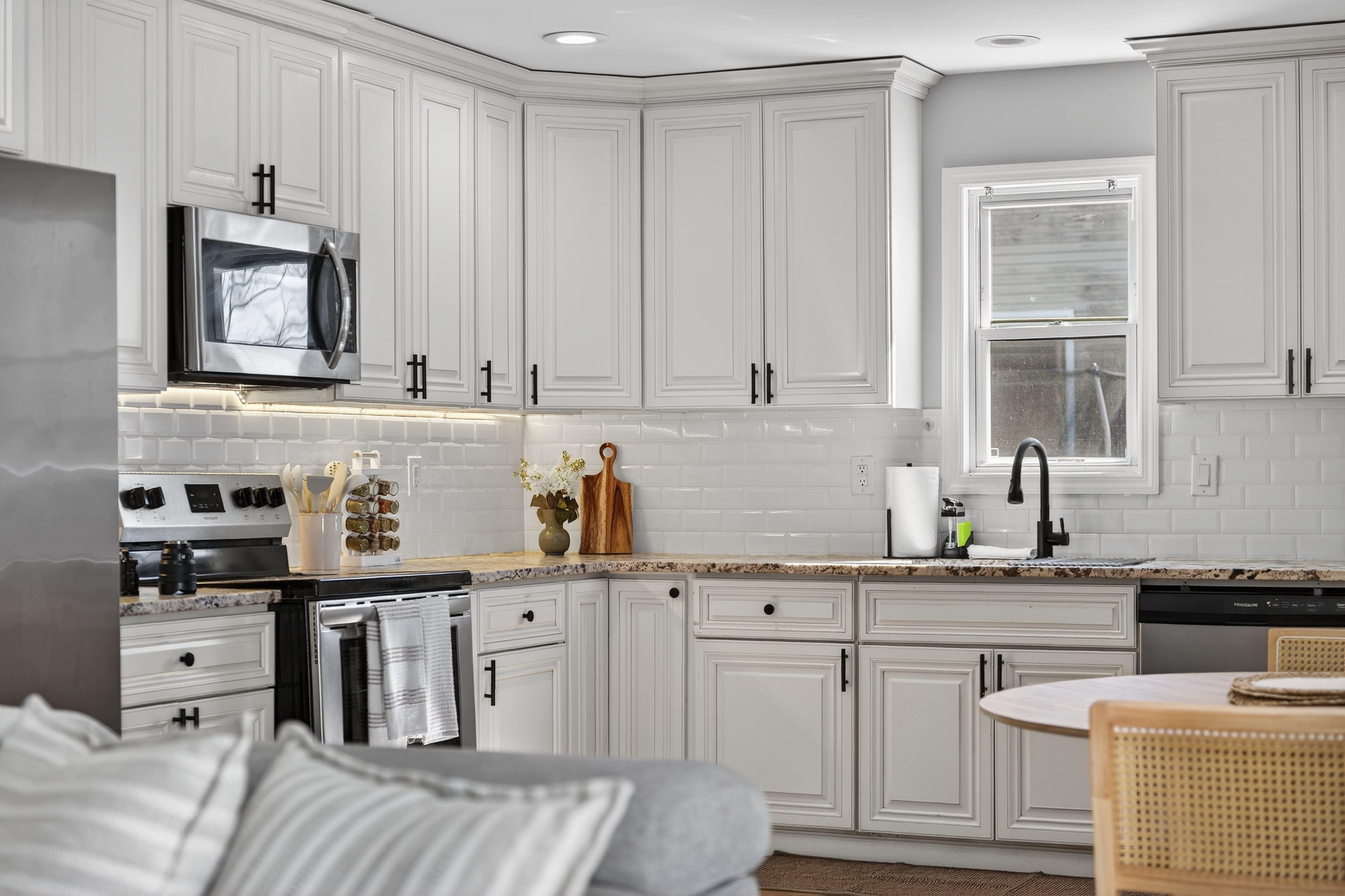 LunaVista Stay | King Bed + Kitchen - Photo 8