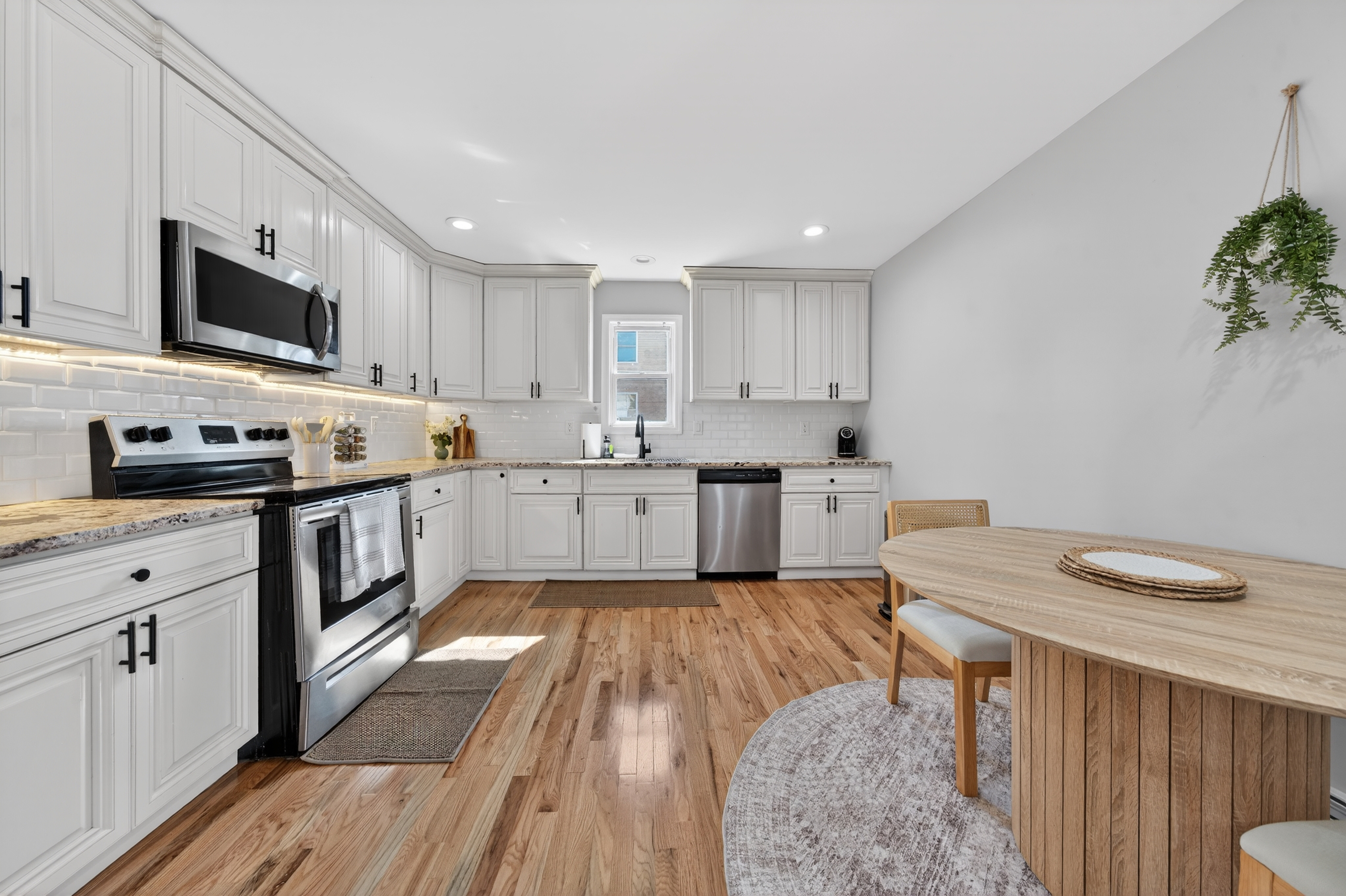 LunaVista Stay | King Bed + Kitchen - Photo 10