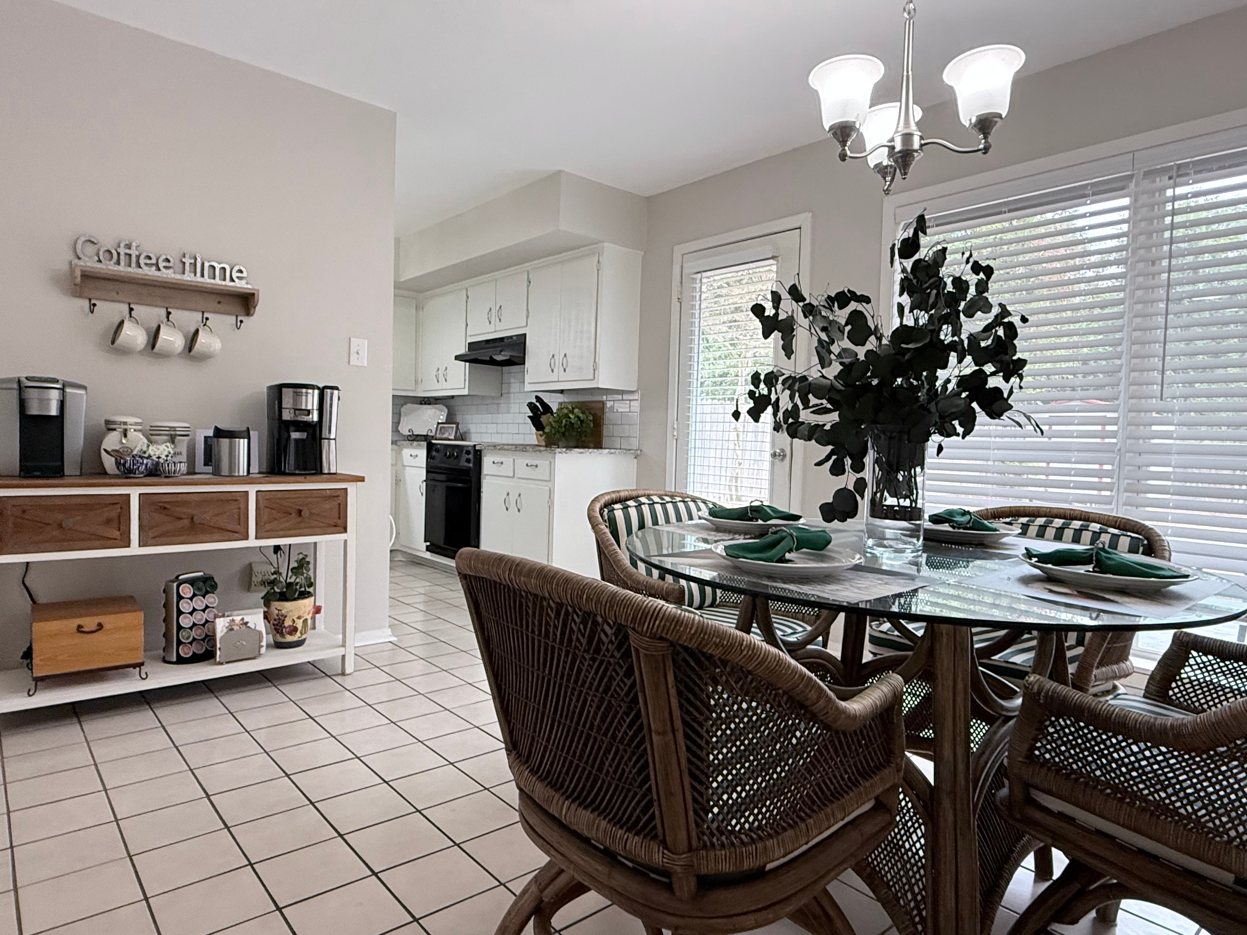 Comfortable 3-Bedroom Home with a Cozy Fireplace, Full Kitchen & Private Backyard in Longview - Photo 4