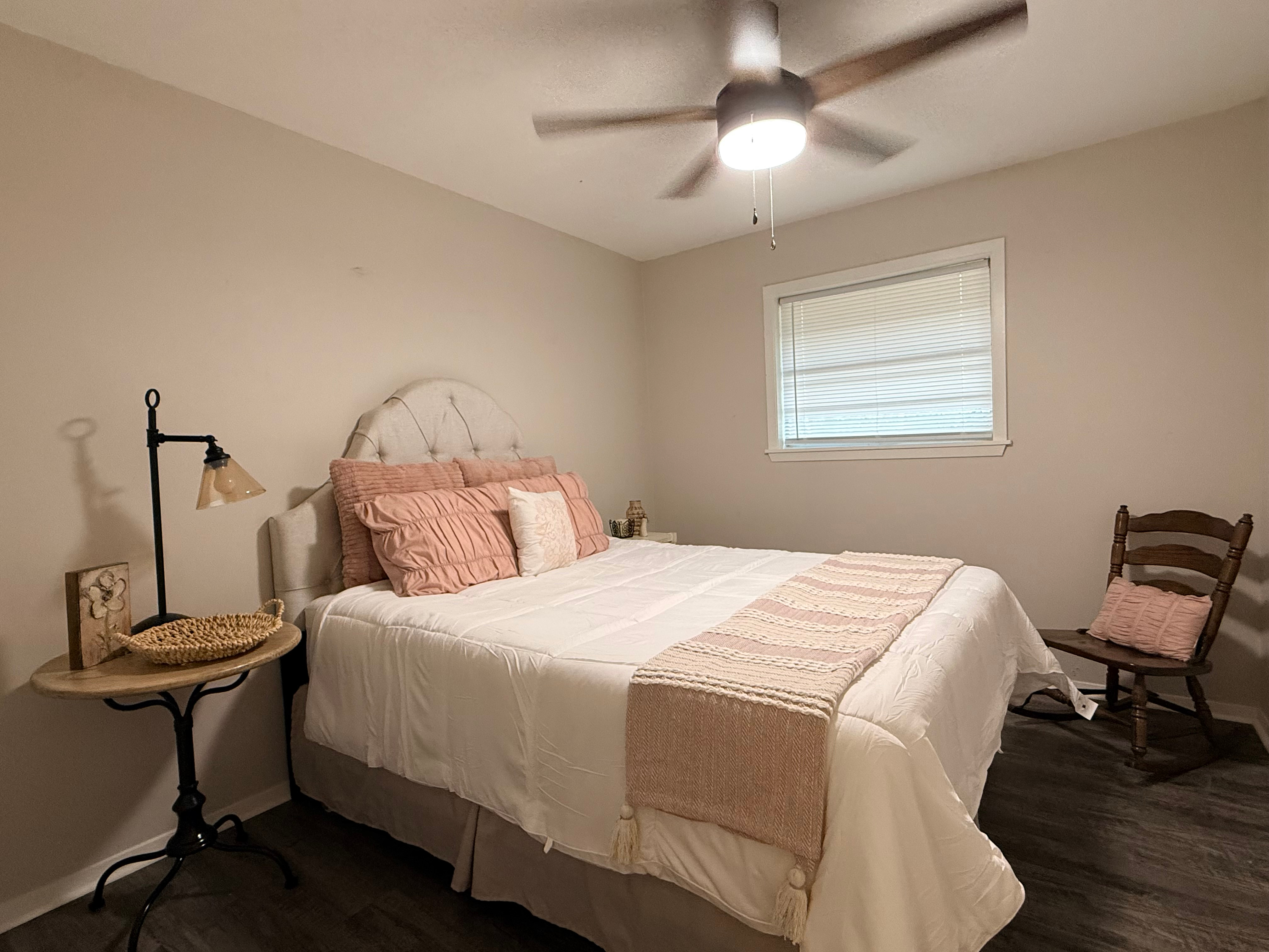 Comfortable 3-Bedroom Home with a Cozy Fireplace, Full Kitchen & Private Backyard in Longview - Photo 10