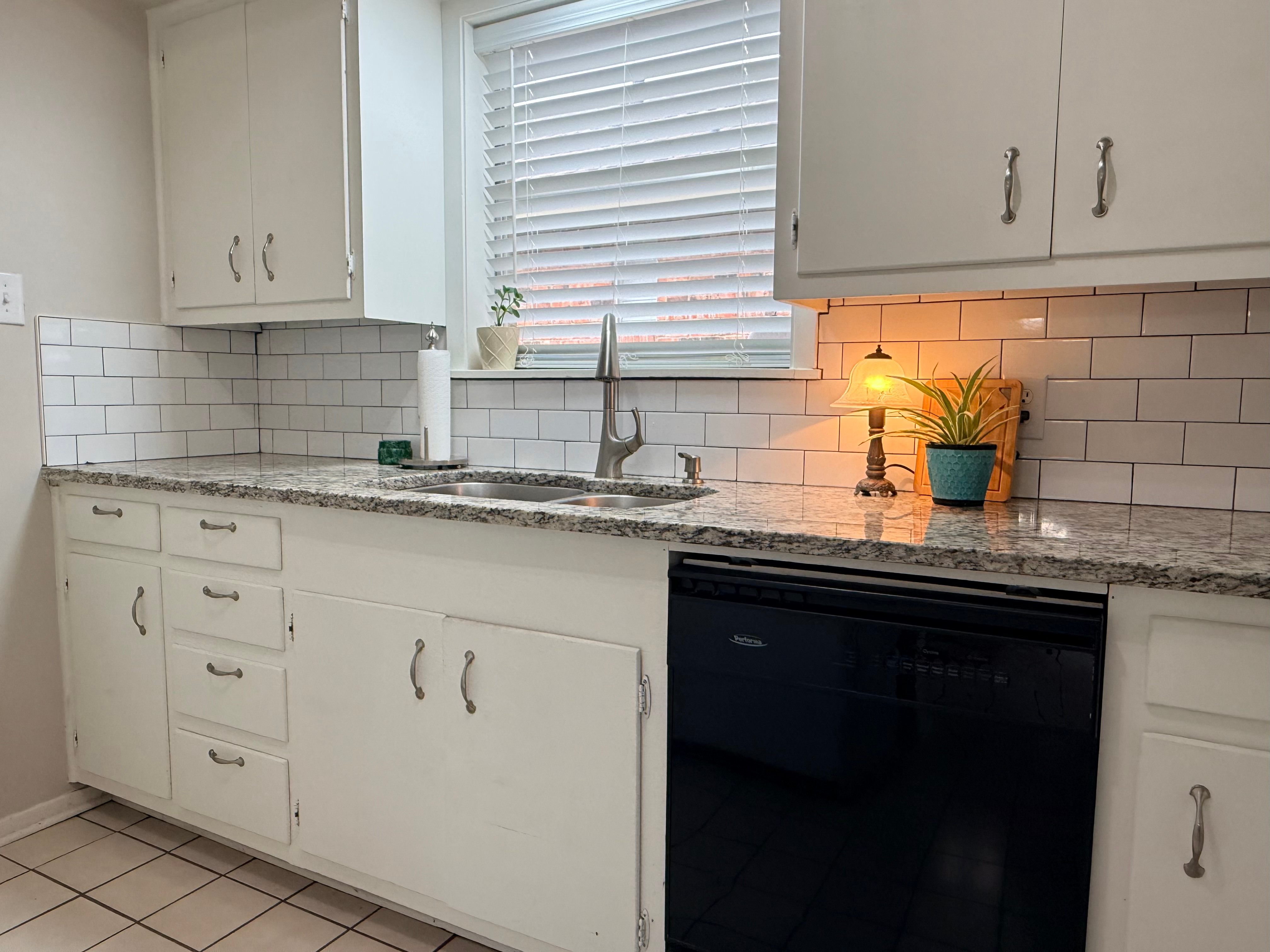 Comfortable 3-Bedroom Home with a Cozy Fireplace, Full Kitchen & Private Backyard in Longview - Photo 6