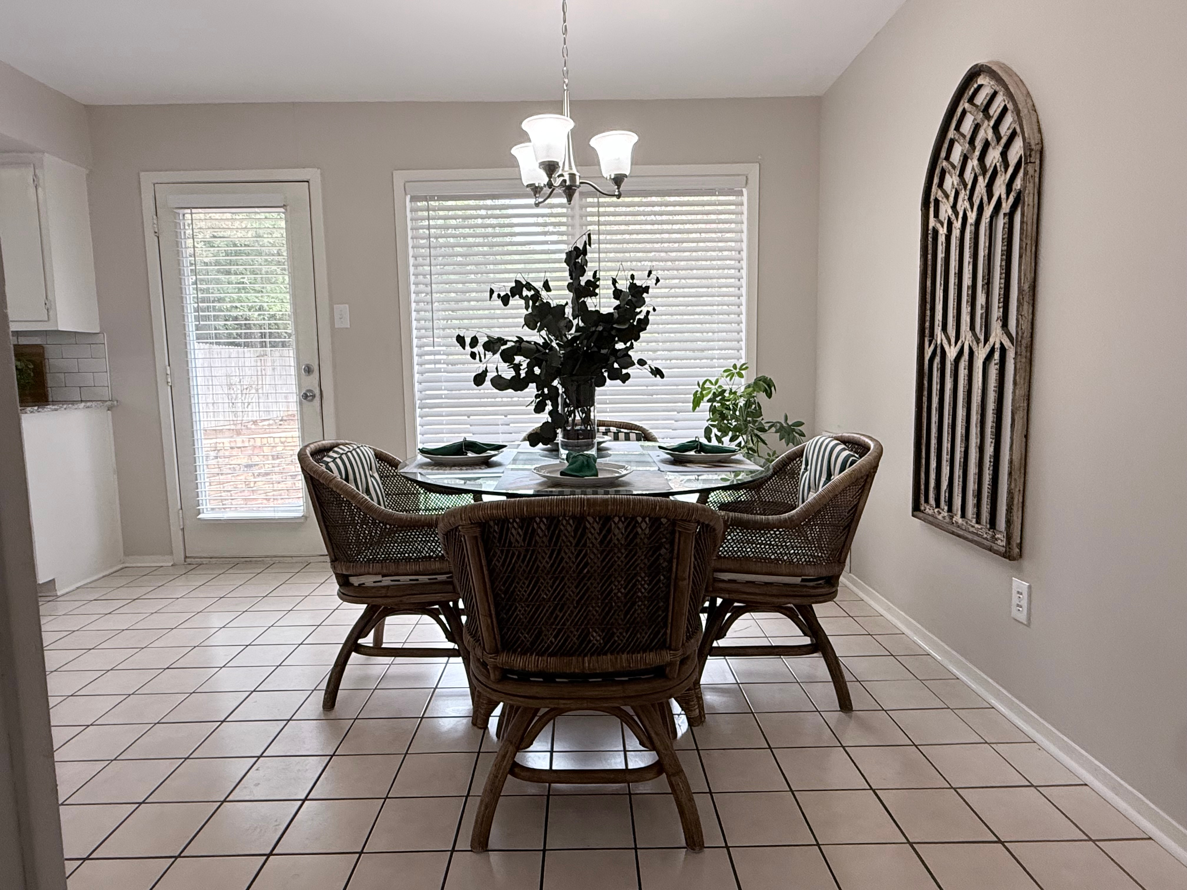 Comfortable 3-Bedroom Home with a Cozy Fireplace, Full Kitchen & Private Backyard in Longview - Photo 8