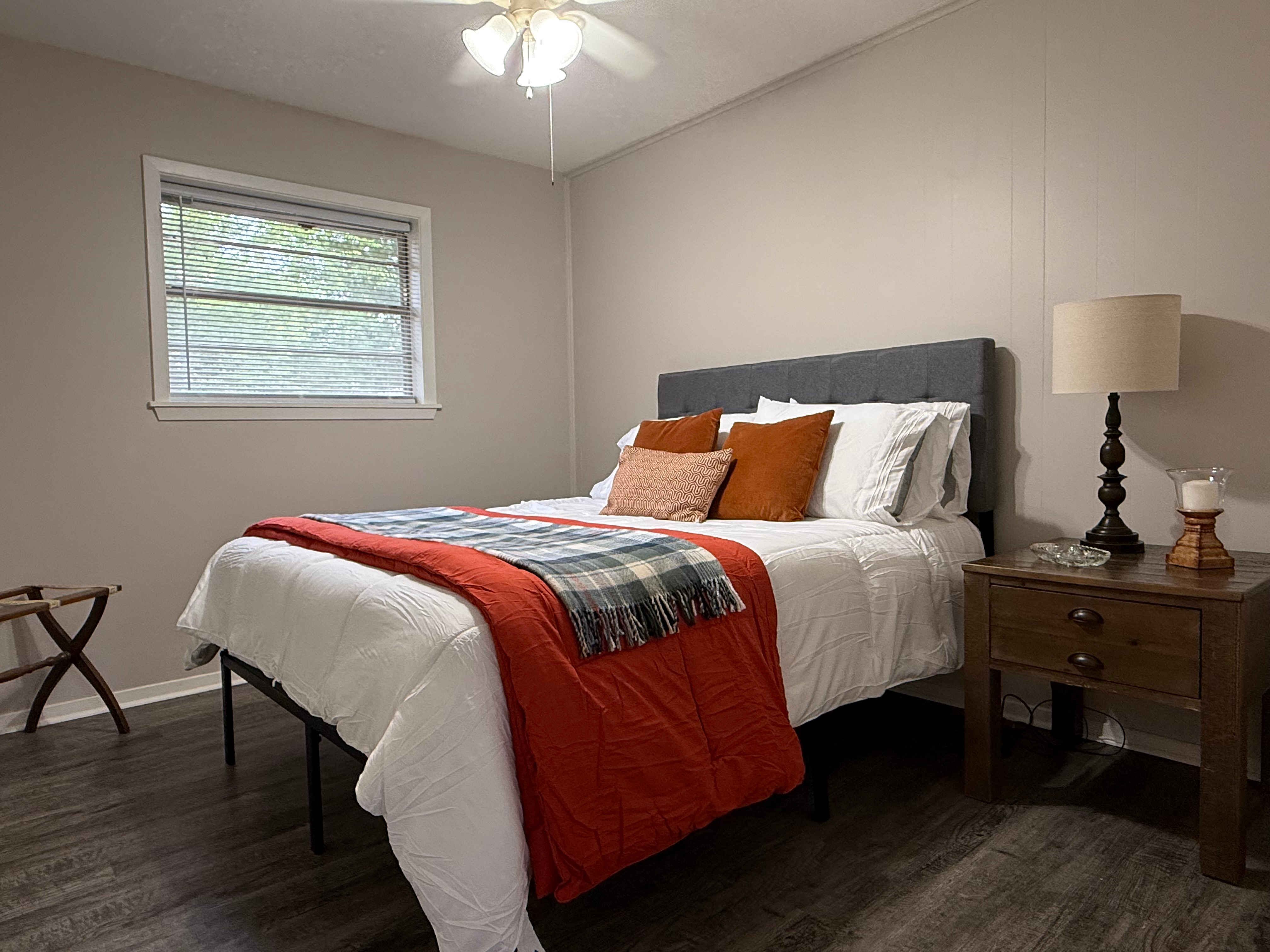 Comfortable 3-Bedroom Home with a Cozy Fireplace, Full Kitchen & Private Backyard in Longview - Photo 9