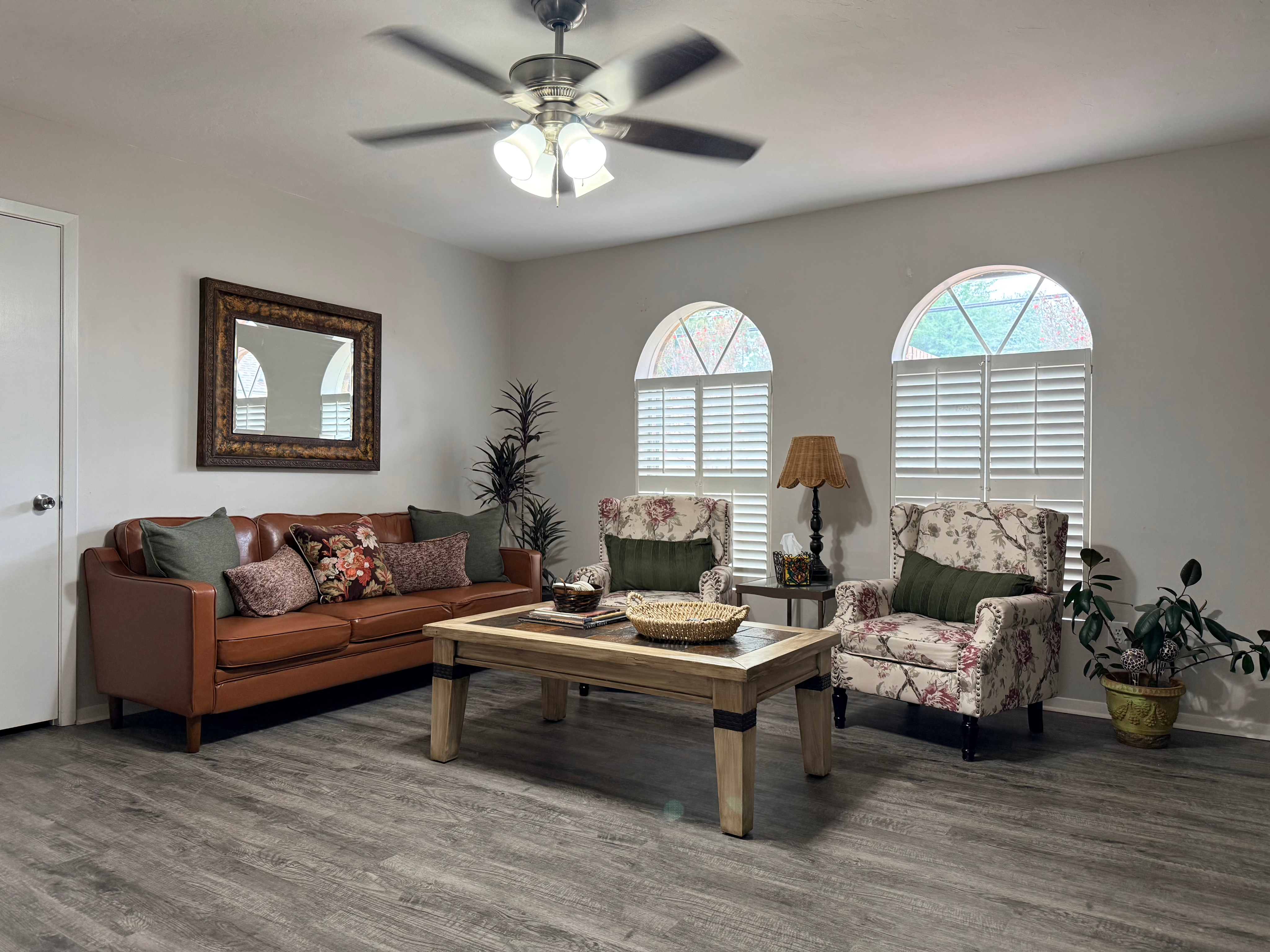 Comfortable 3-Bedroom Home with a Cozy Fireplace, Full Kitchen & Private Backyard in Longview - Photo 1