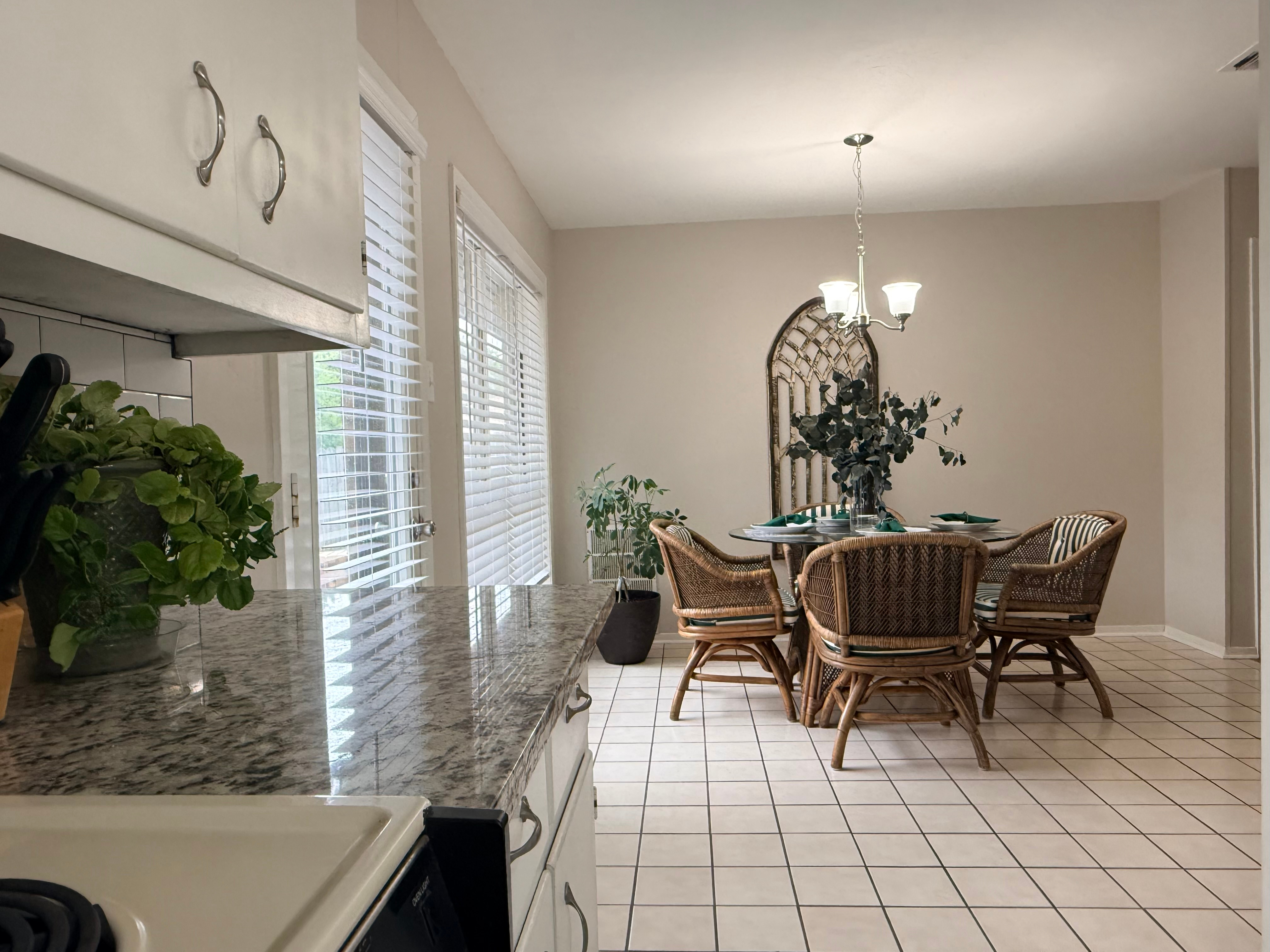 Comfortable 3-Bedroom Home with a Cozy Fireplace, Full Kitchen & Private Backyard in Longview - Photo 7