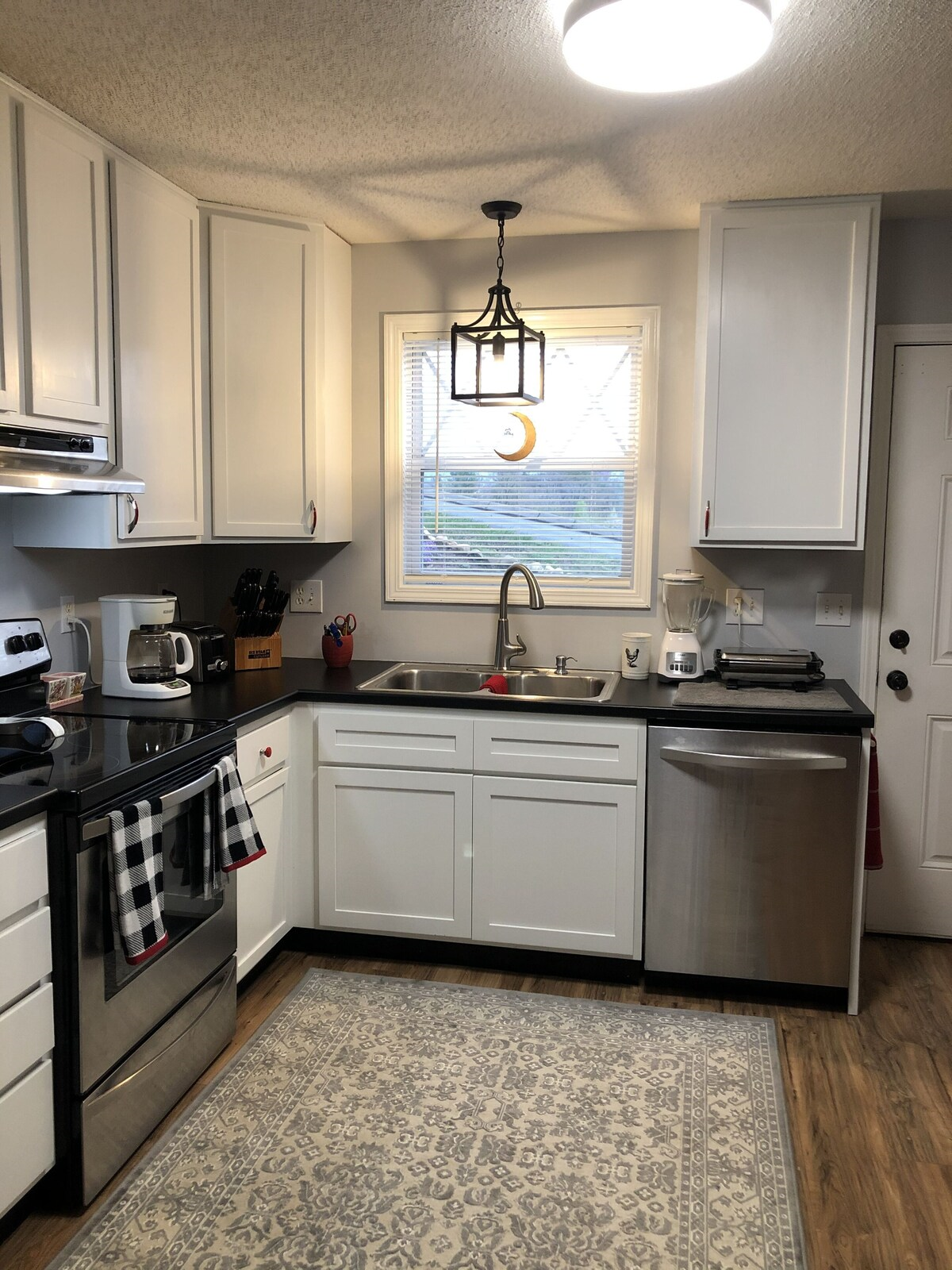 Charming Furnished 3BR Cottage | Peaceful Retreat with Private Deck, Parking & Utilities Included - Photo 7