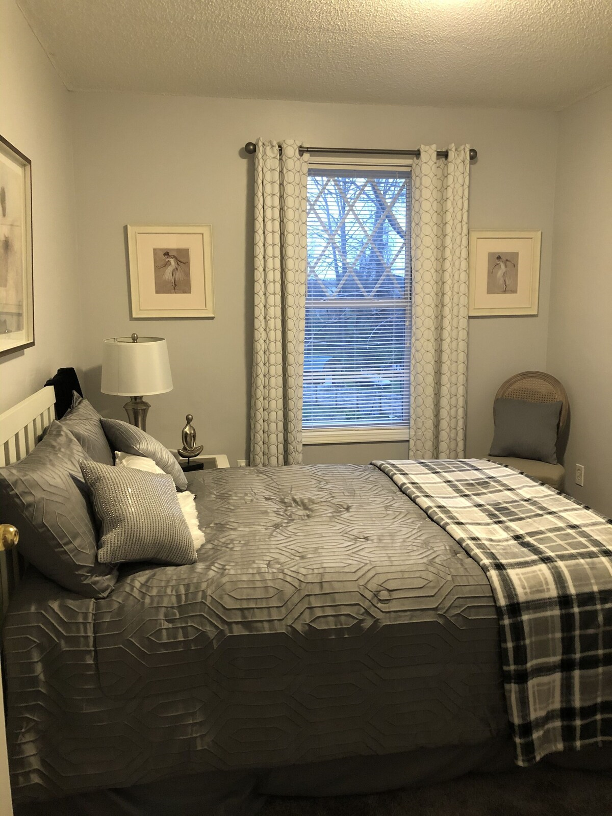 Charming Furnished 3BR Cottage | Peaceful Retreat with Private Deck, Parking & Utilities Included - Photo 12