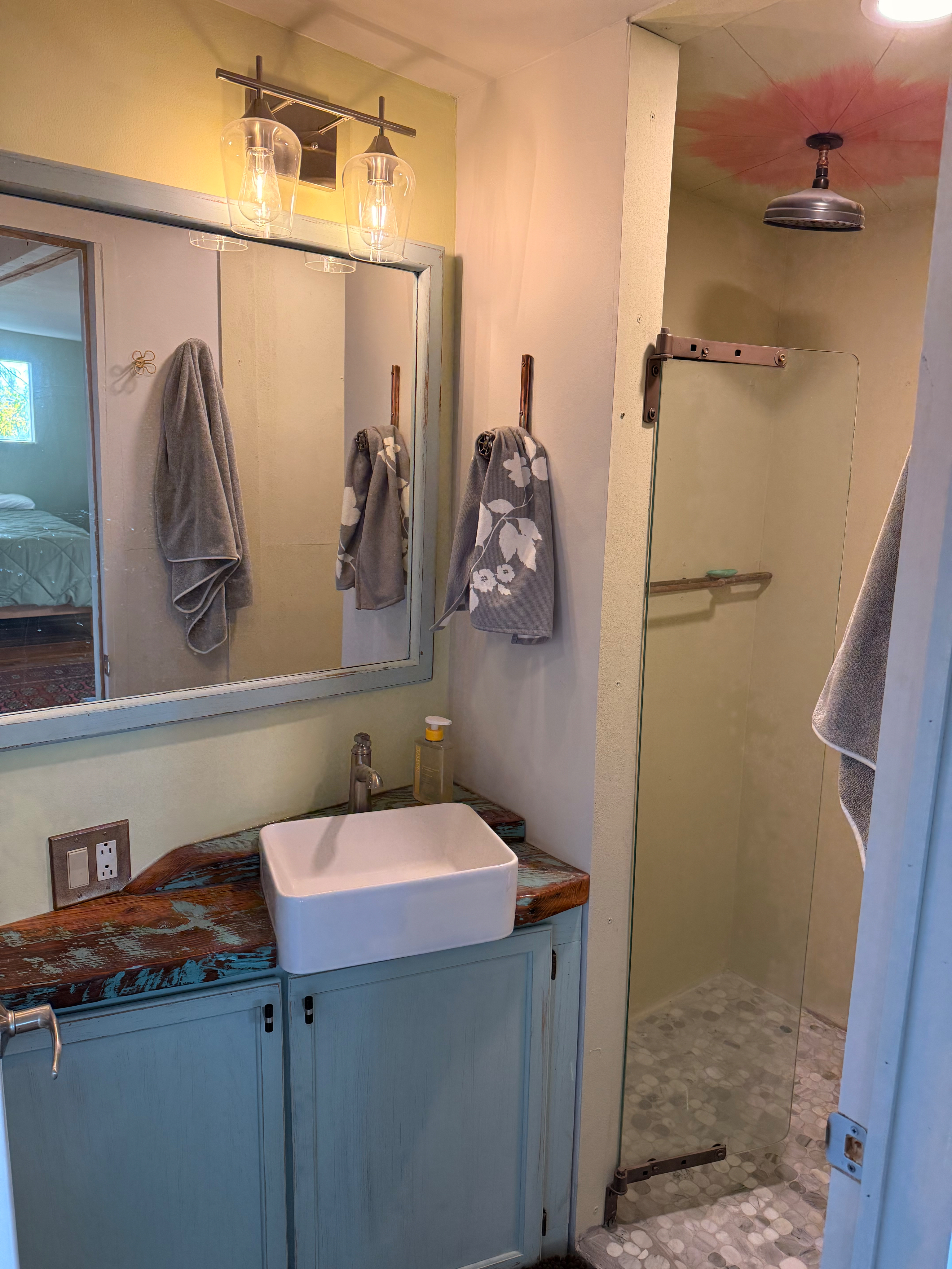 Private newly renovated studio apartment - Photo 4
