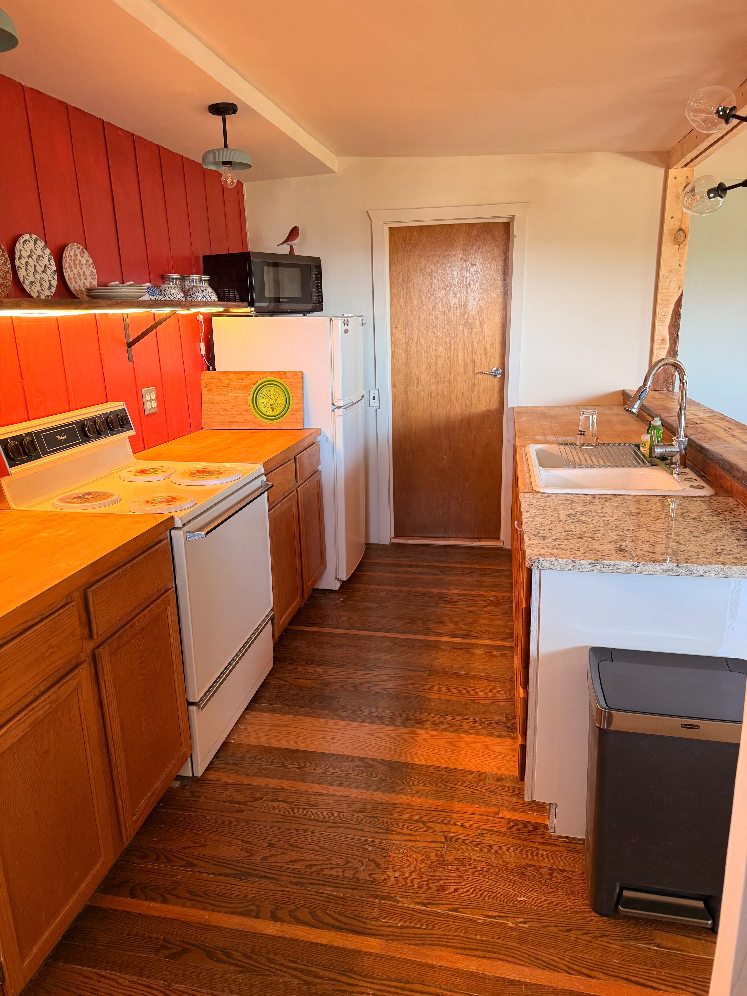 Private newly renovated studio apartment - Photo 2