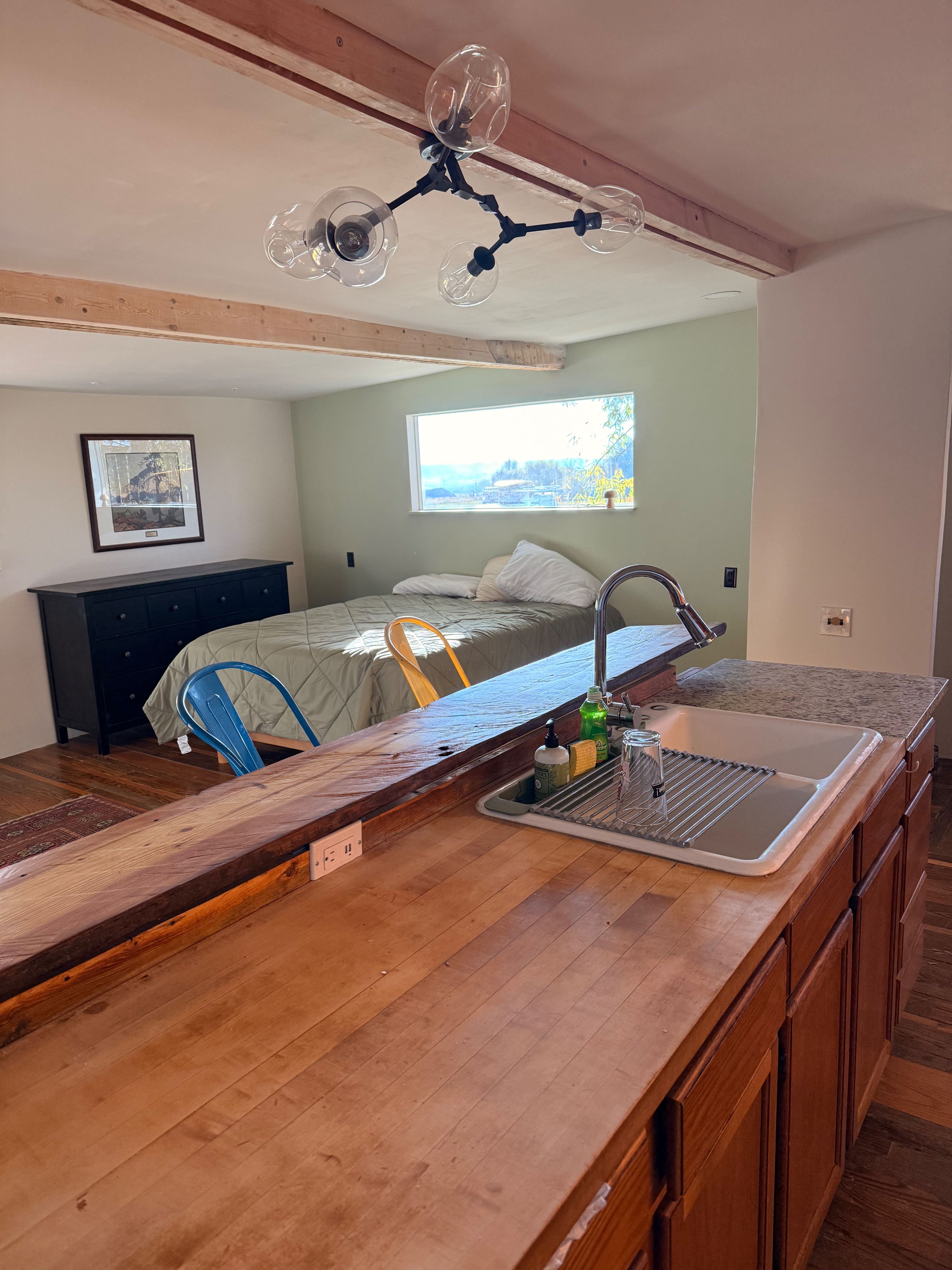 Private newly renovated studio apartment - Photo 3