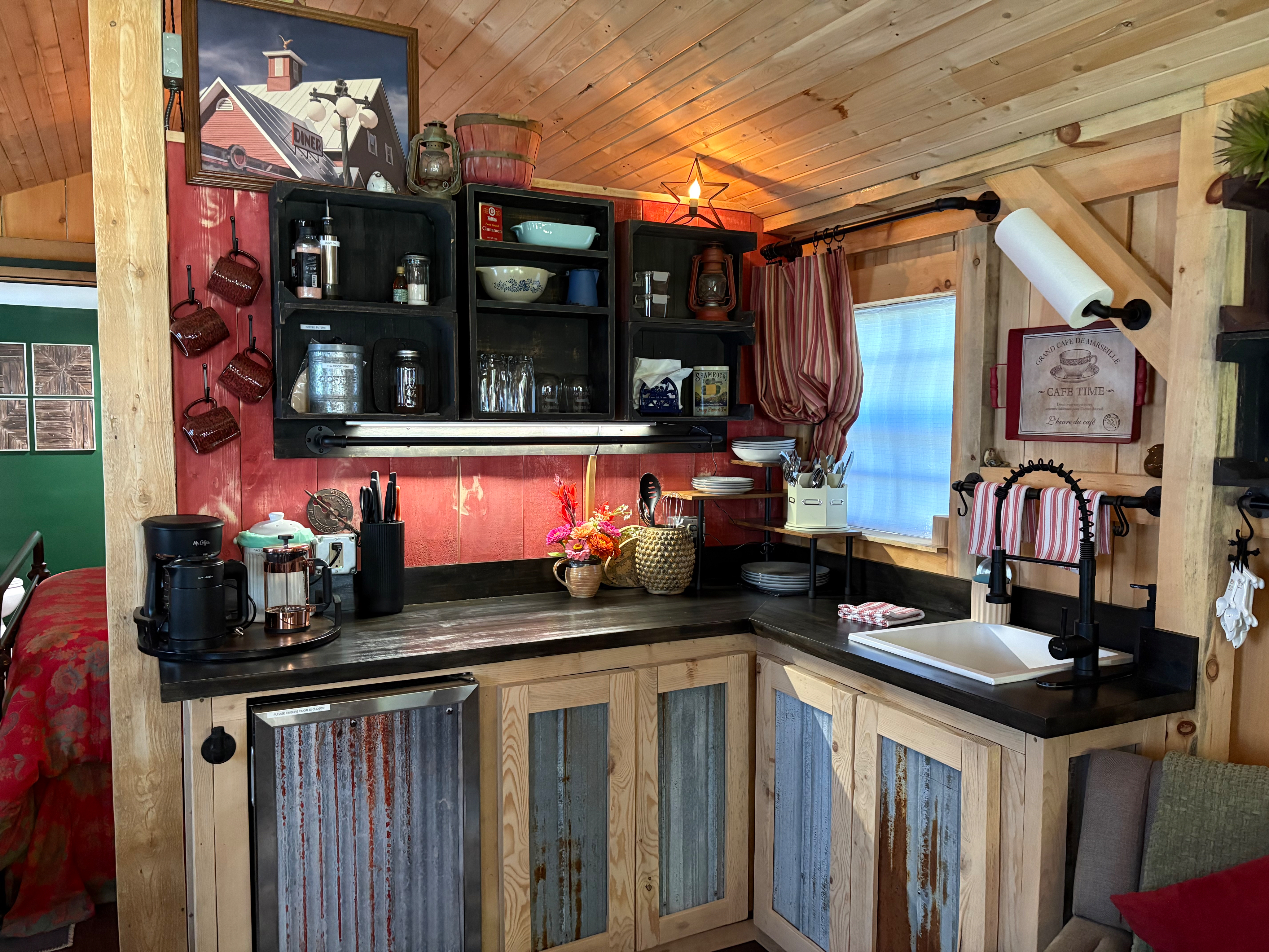 Fully furnished cozy cabin in breathtaking and peaceful location - Photo 2