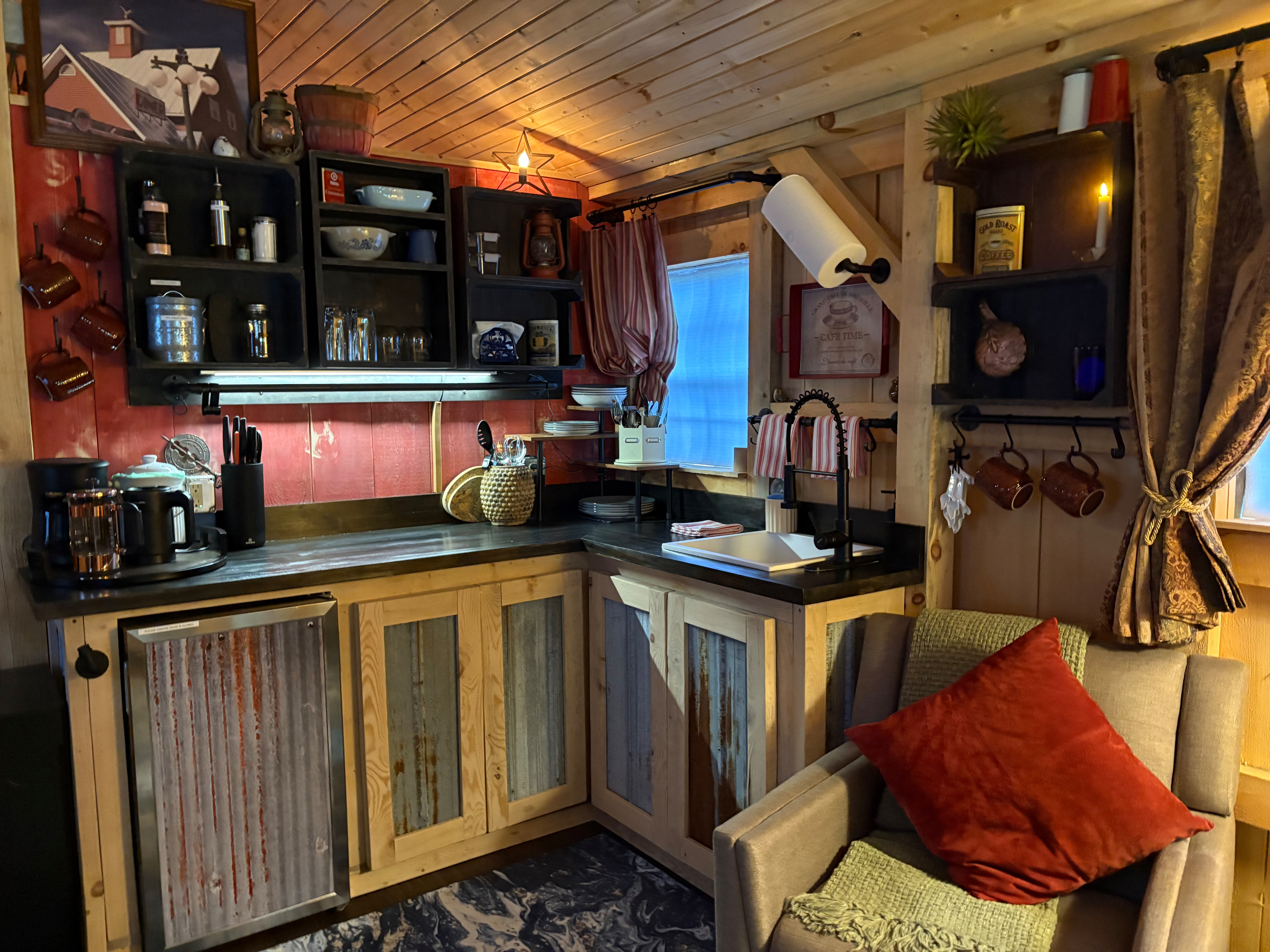Fully furnished cozy cabin in breathtaking and peaceful location - Photo 4
