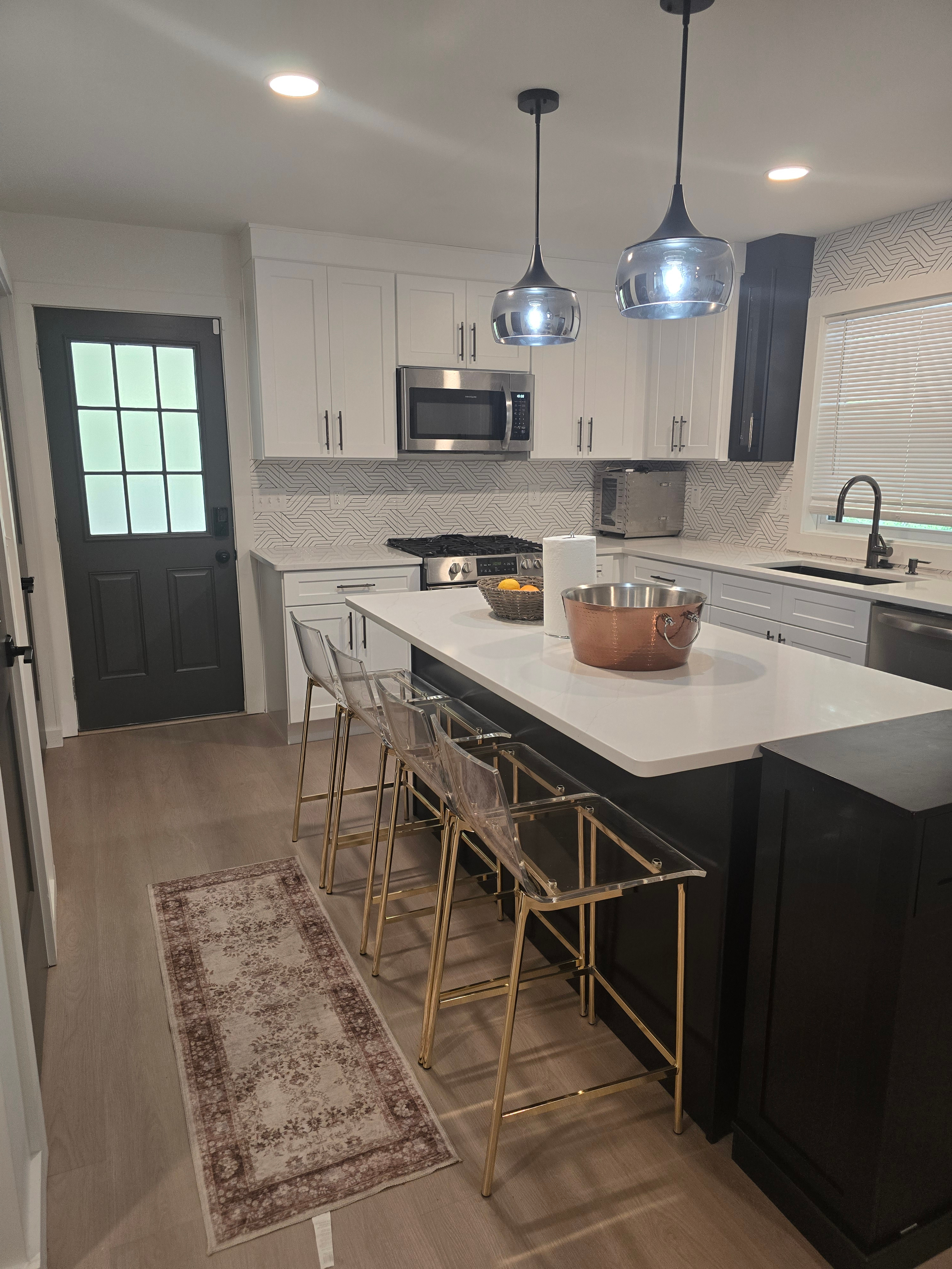 Modern Furnished Room in Decatur | Near Emory, Kaiser & Atlanta Hospitals - Photo 2