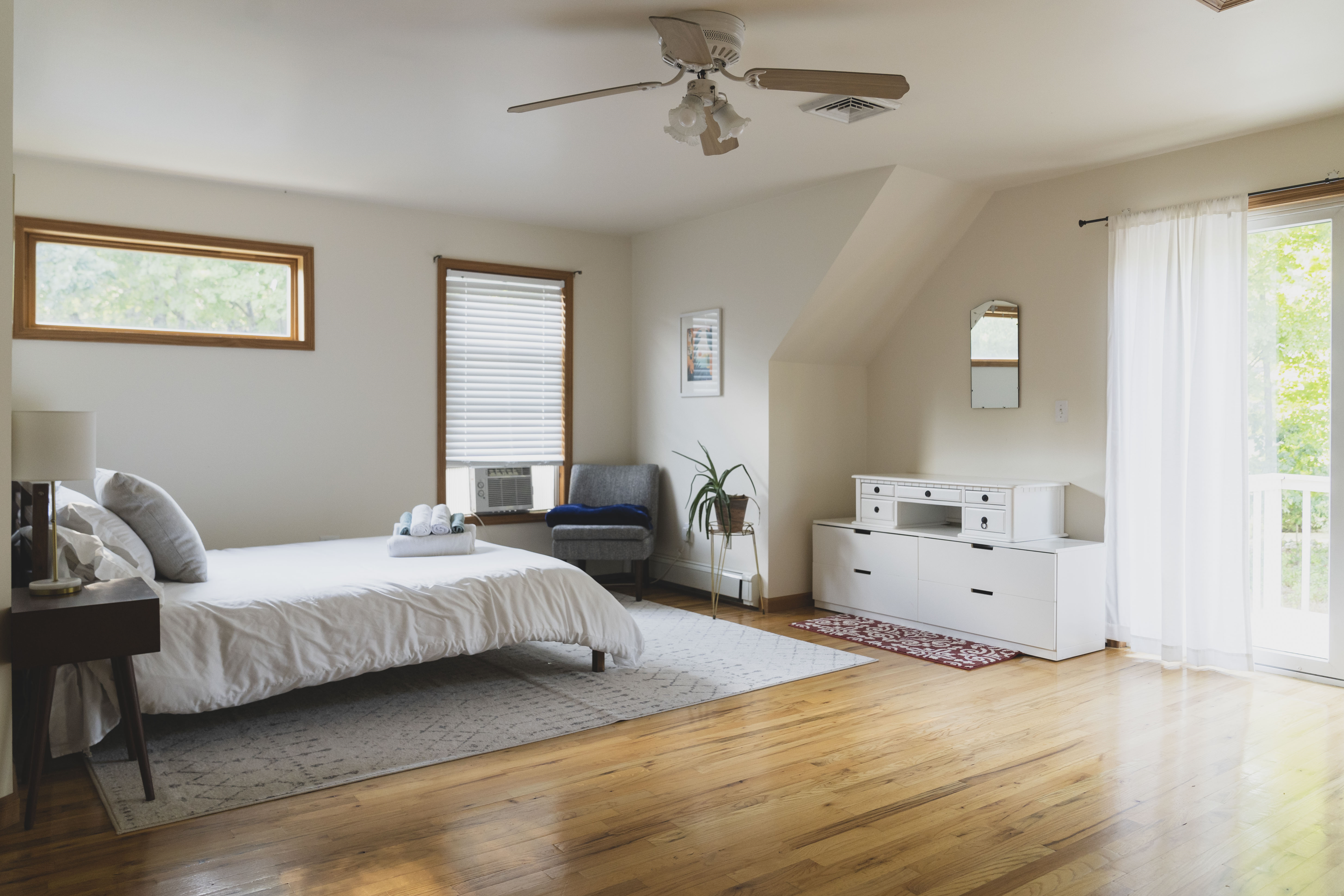 Family Friendly 5 Acre Oasis with grill, game room, theater, and natural sunlight - Photo 4