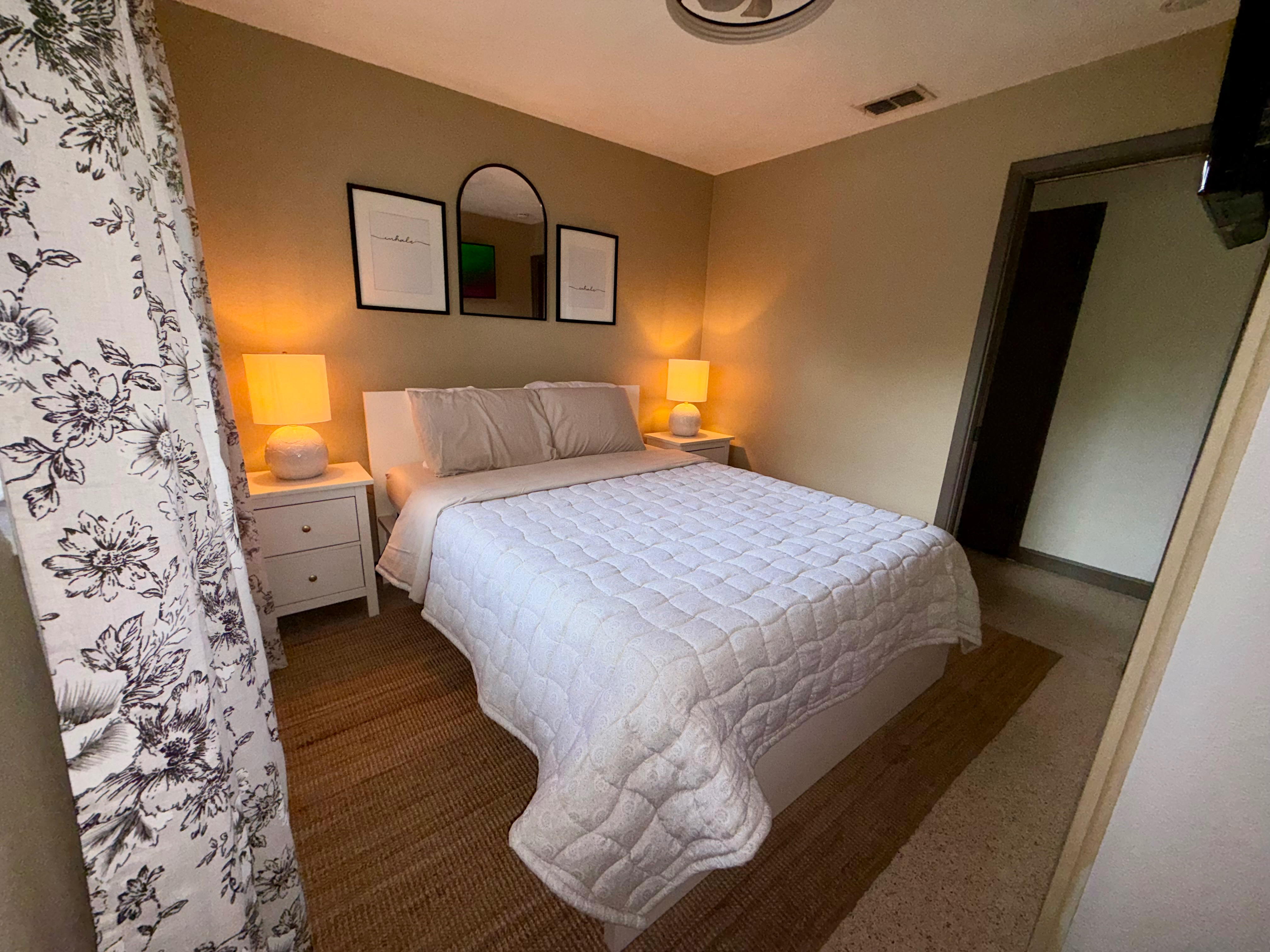 Room in a cozy home with a pool - Photo 11