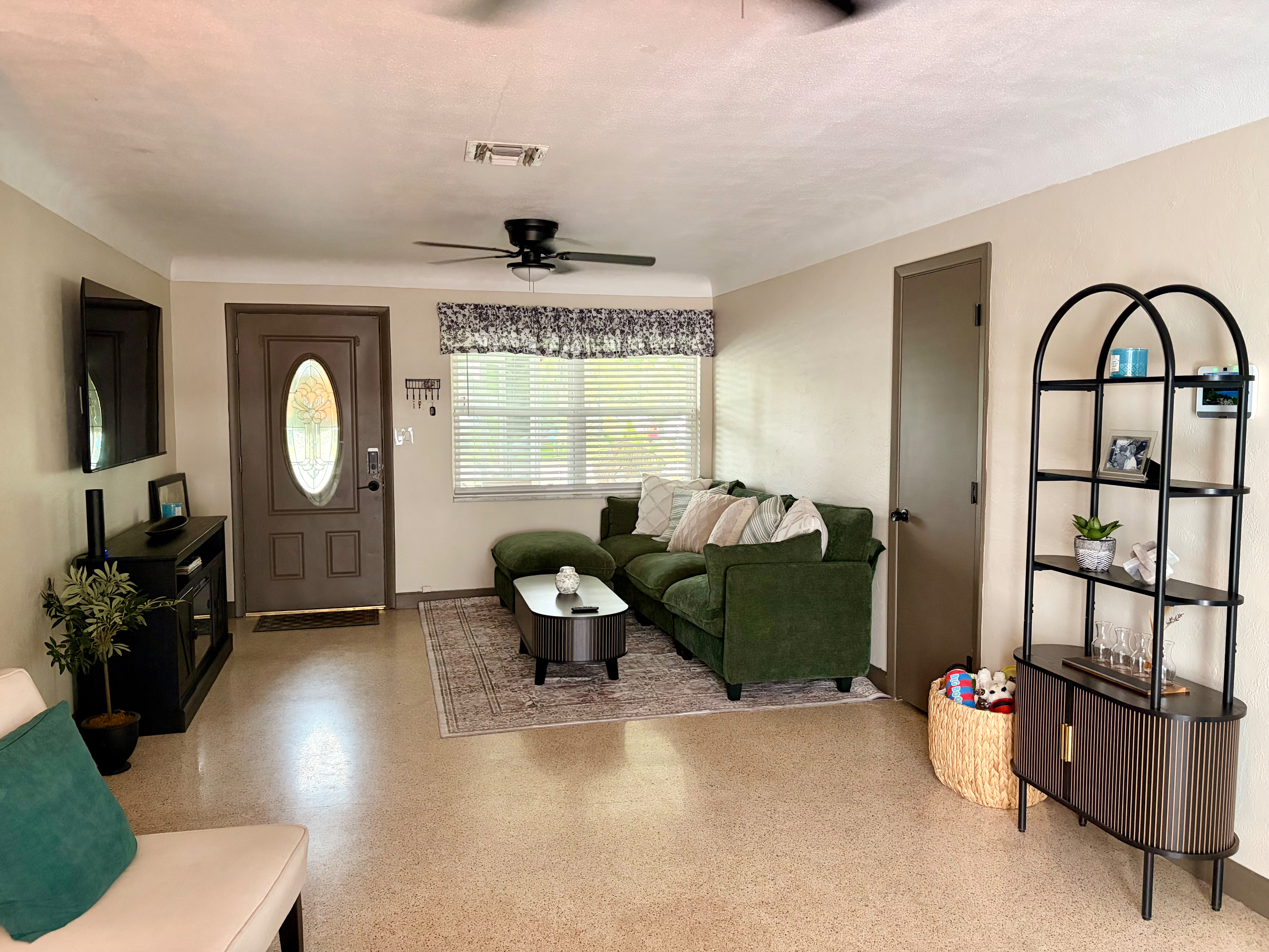 Room in a cozy home with a pool - Photo 5