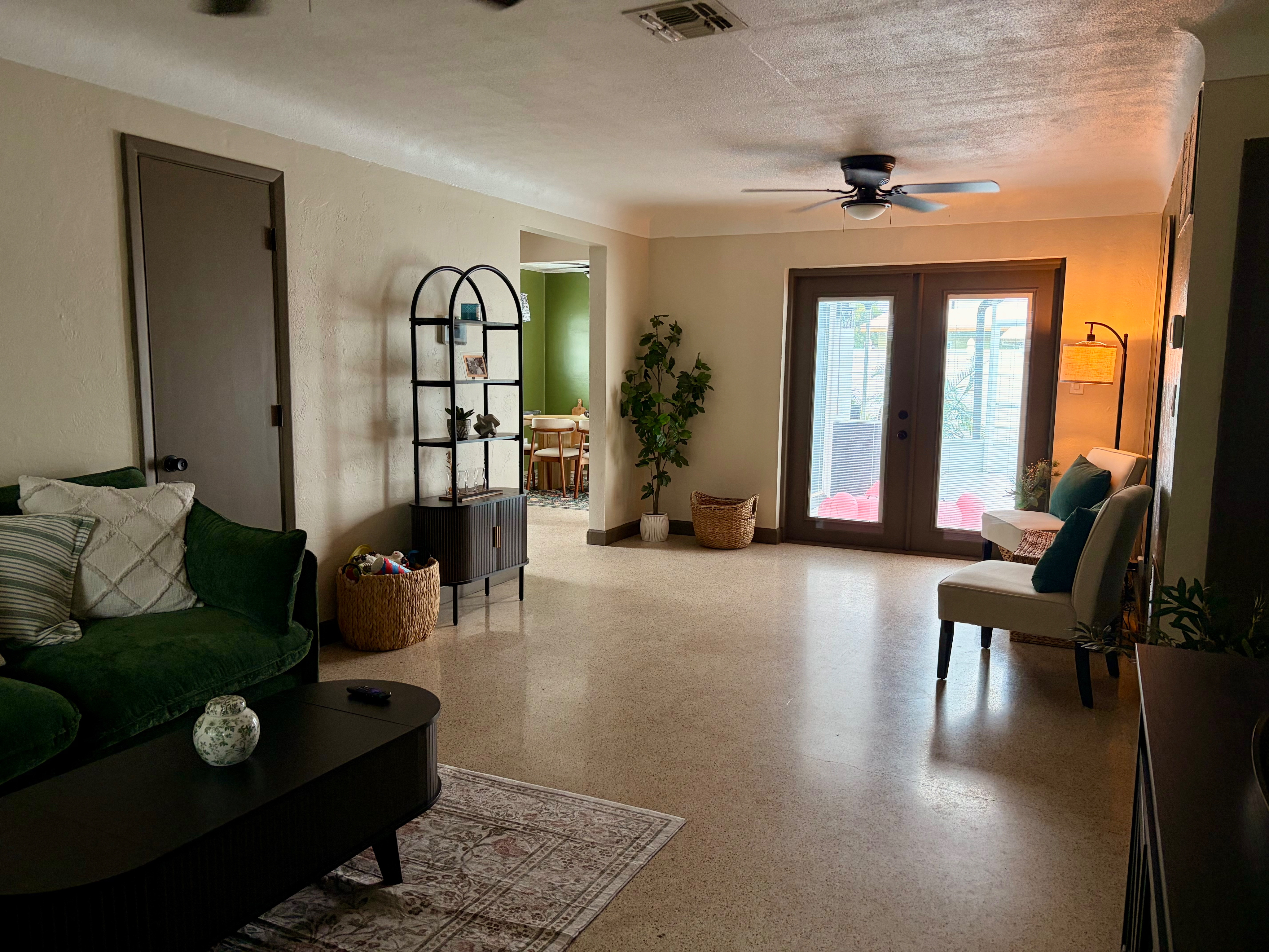 Room in a cozy home with a pool - Photo 4
