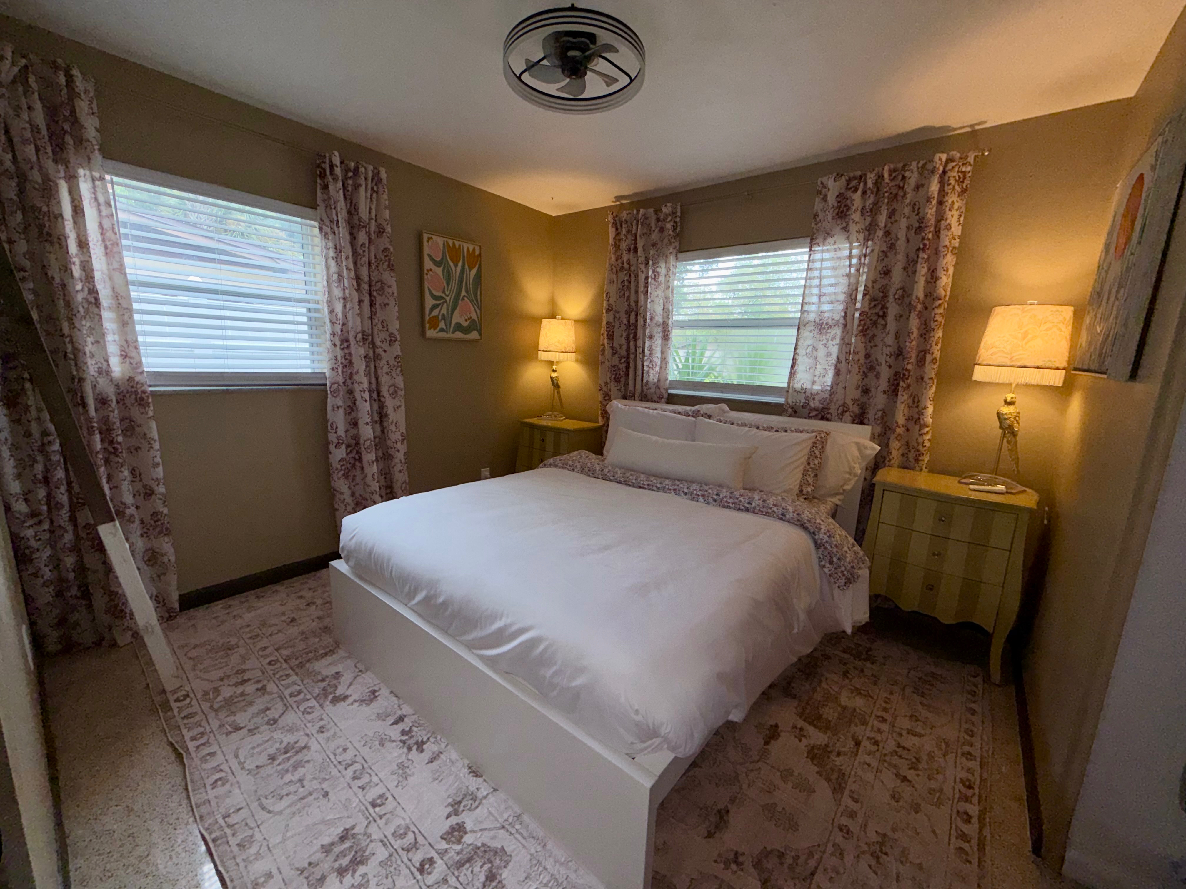 Room in a cozy home with a pool - Photo 10