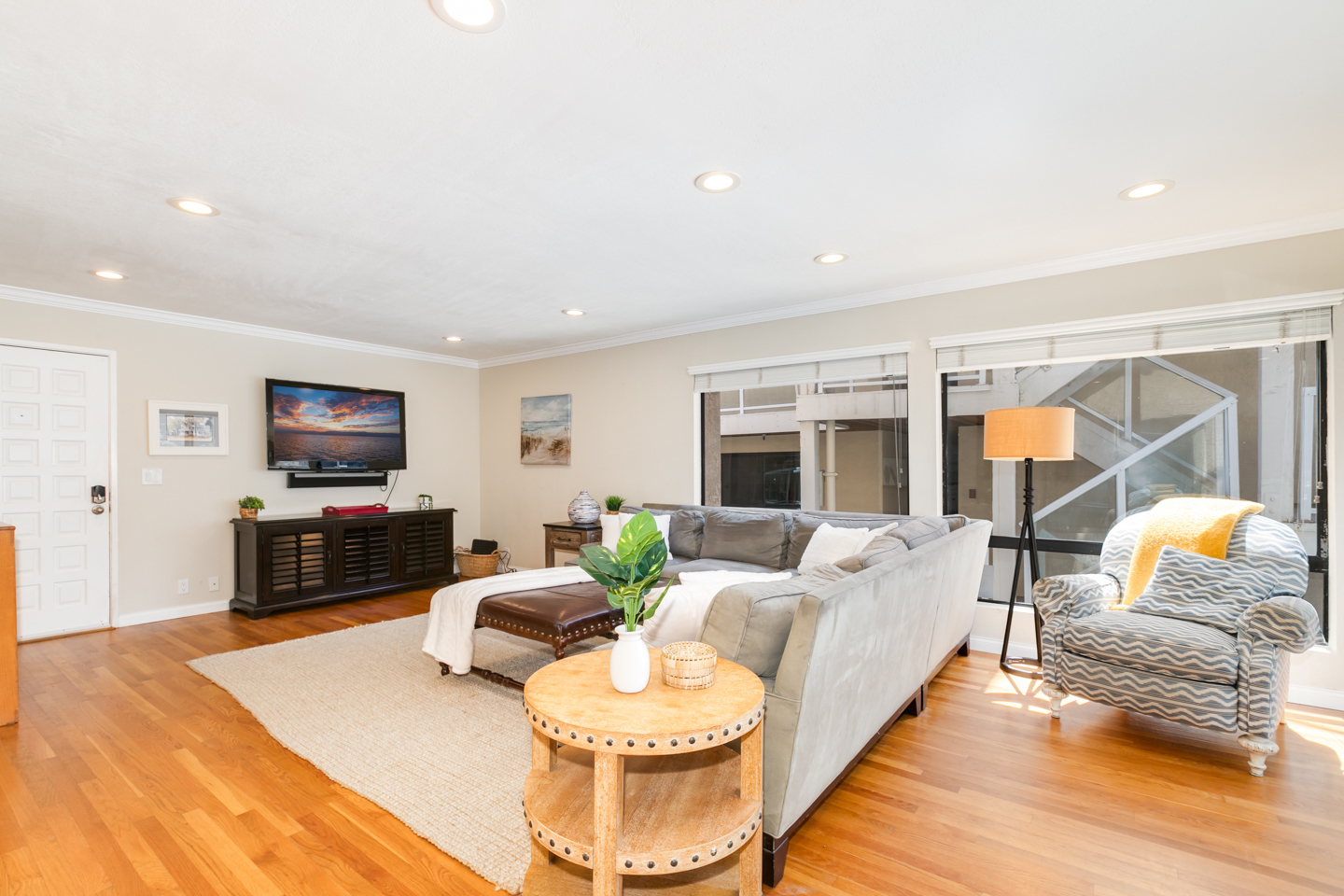 Crown Point 3BR | Bay & Beach View | Parking | W/D - Photo 4