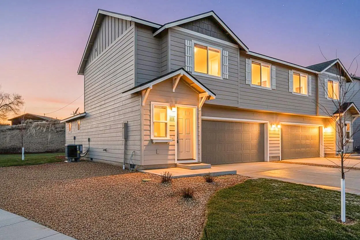 Modern Furnished 3 Bed, 2.5 Bath - Brand New & Move-In Ready - Photo 2