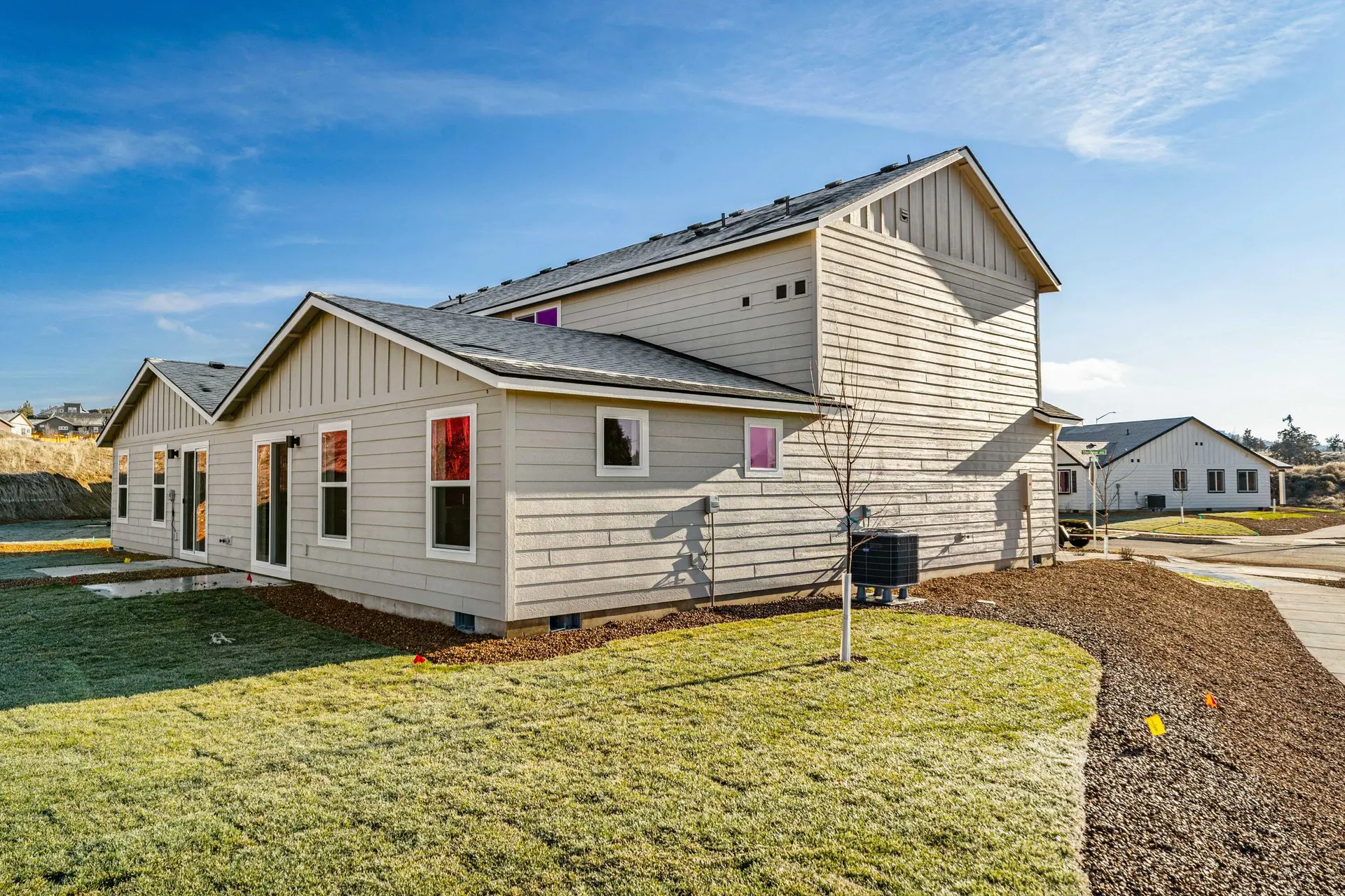Modern Furnished 3 Bed, 2.5 Bath - Brand New & Move-In Ready - Photo 3