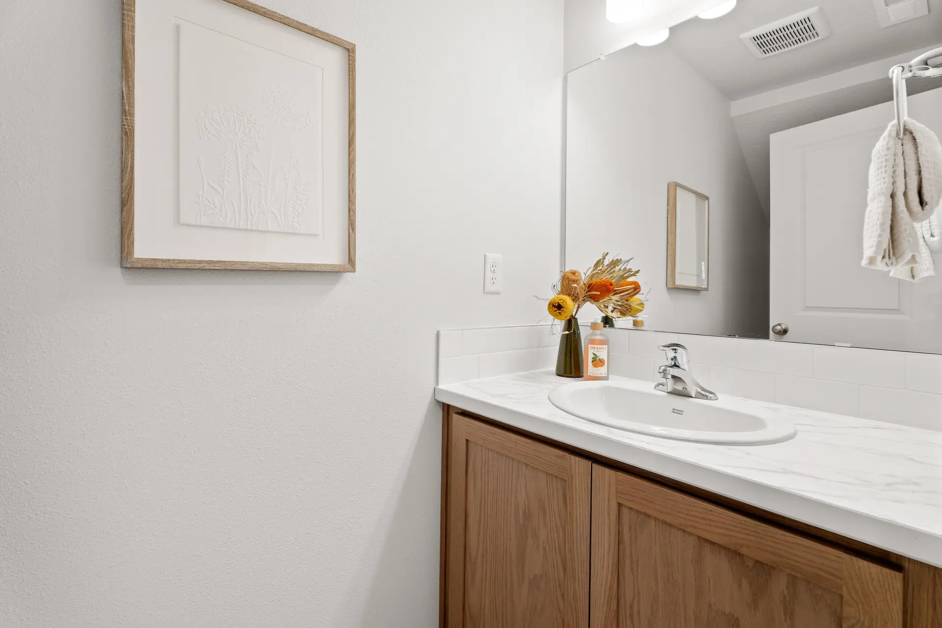 Modern Furnished 3 Bed, 2.5 Bath - Brand New & Move-In Ready - Photo 4