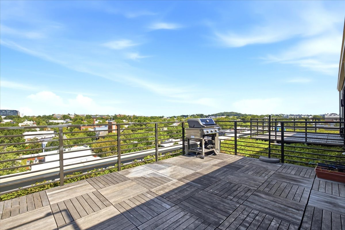 Modern DC Penthouse with Private Rooftop Terrace | Ideal for Traveling Professionals - Photo 9