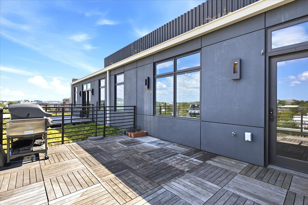 Modern DC Penthouse with Private Rooftop Terrace | Ideal for Traveling Professionals - Photo 10