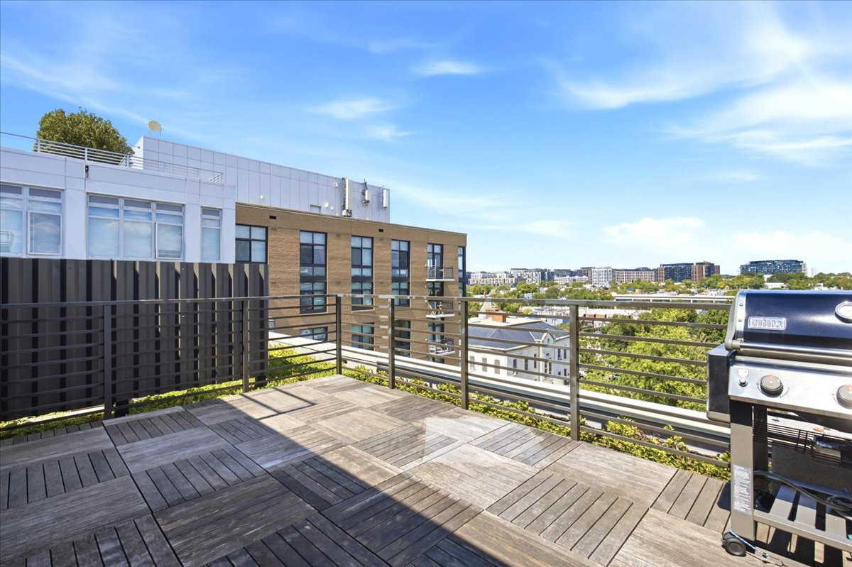 Modern DC Penthouse with Private Rooftop Terrace | Ideal for Traveling Professionals - Photo 11