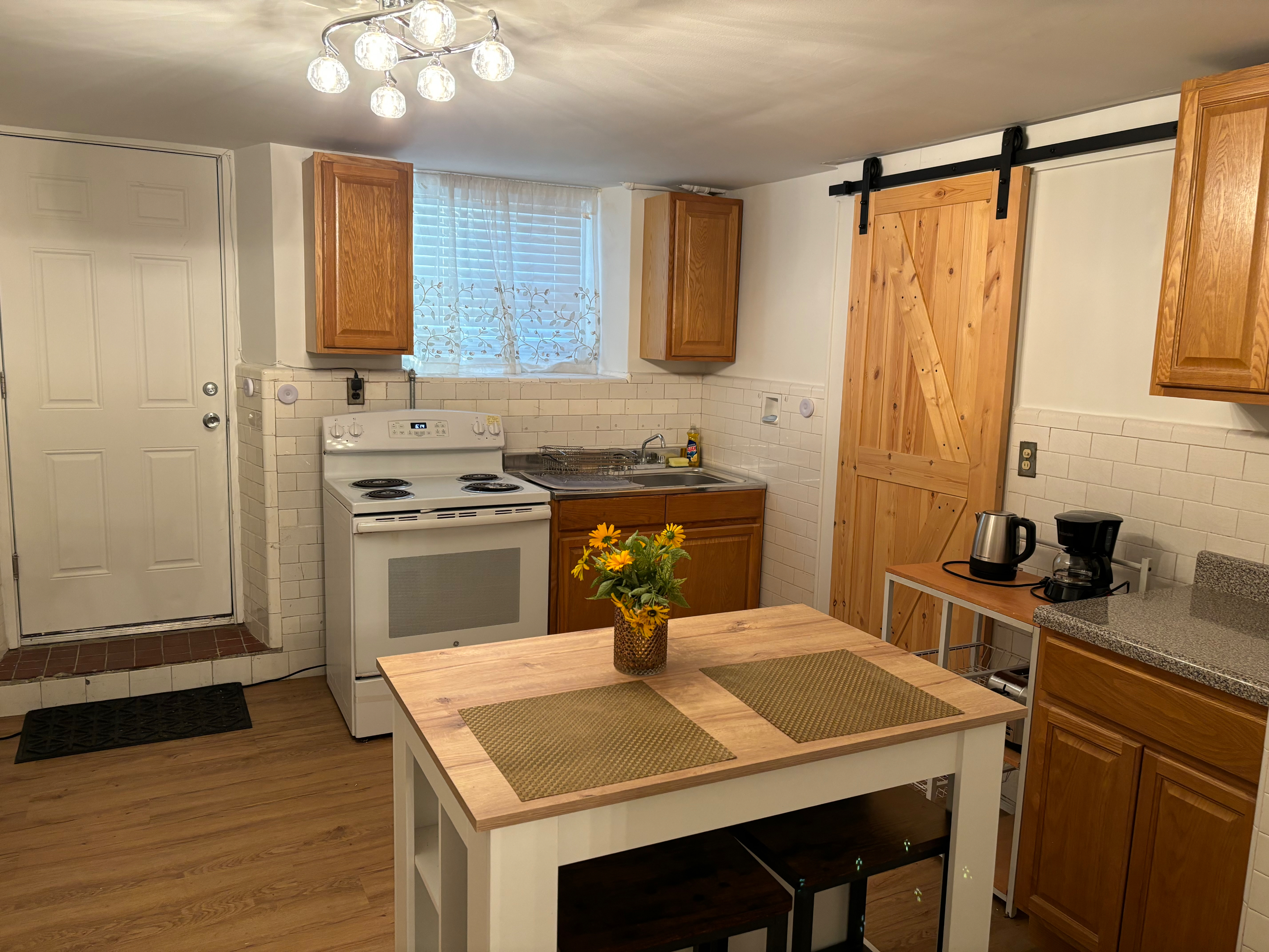 Fully furnished 1 BR in Fleetwood - Photo 1