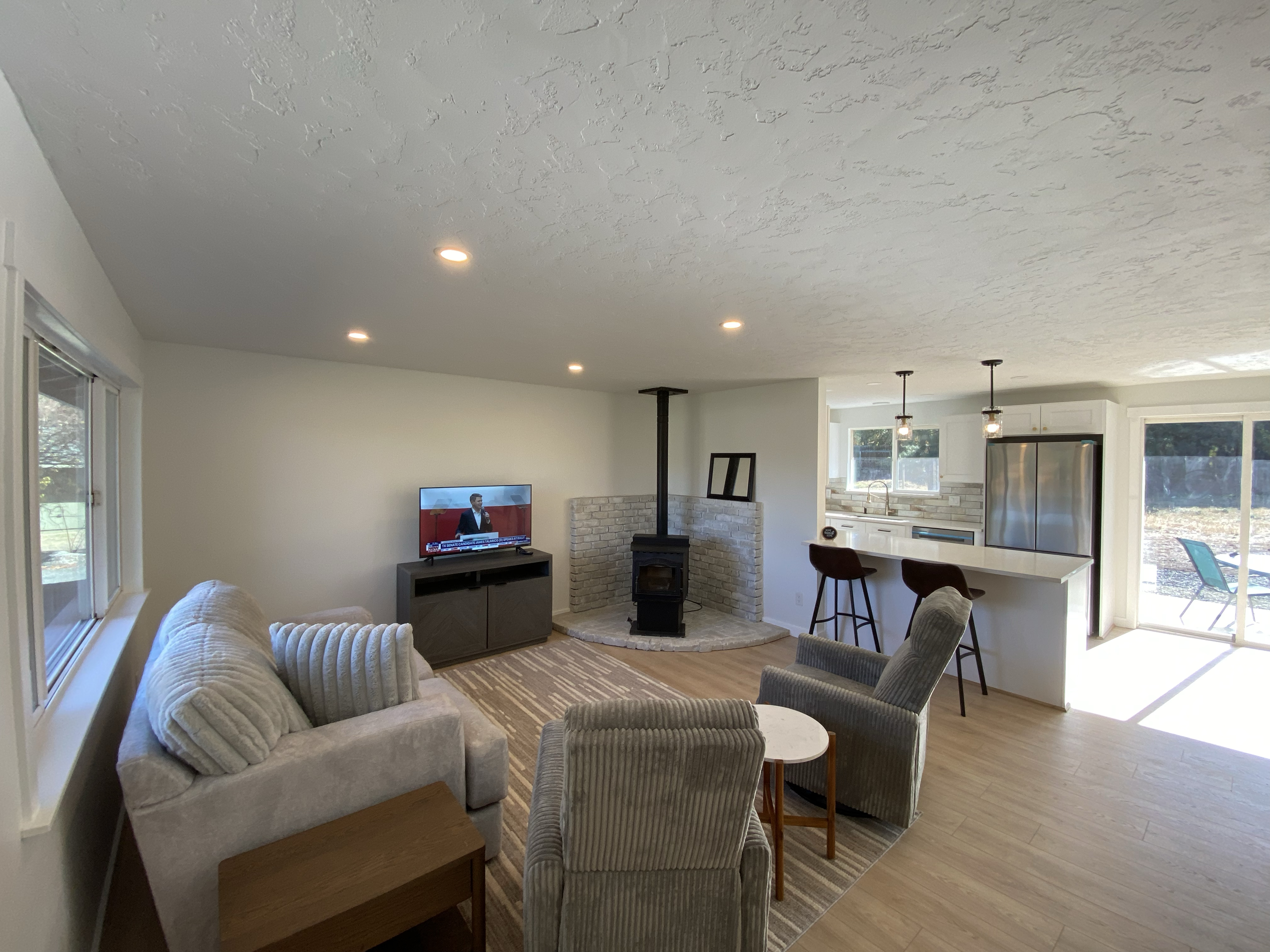 Nice 3BR Home Near St. Charles Hospital, medical clinics, easy access to OSU-Cascades and Central Oregon Community College - Photo 1