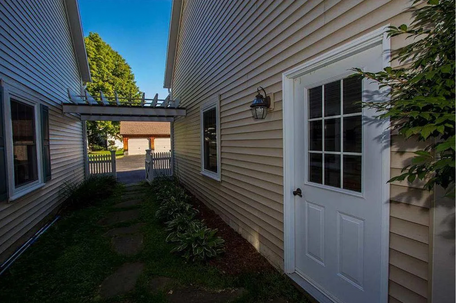 Nestle Into Easy: Month to Month, Furnished, Private Entrance, Garage & All Utilities Included - Photo 2